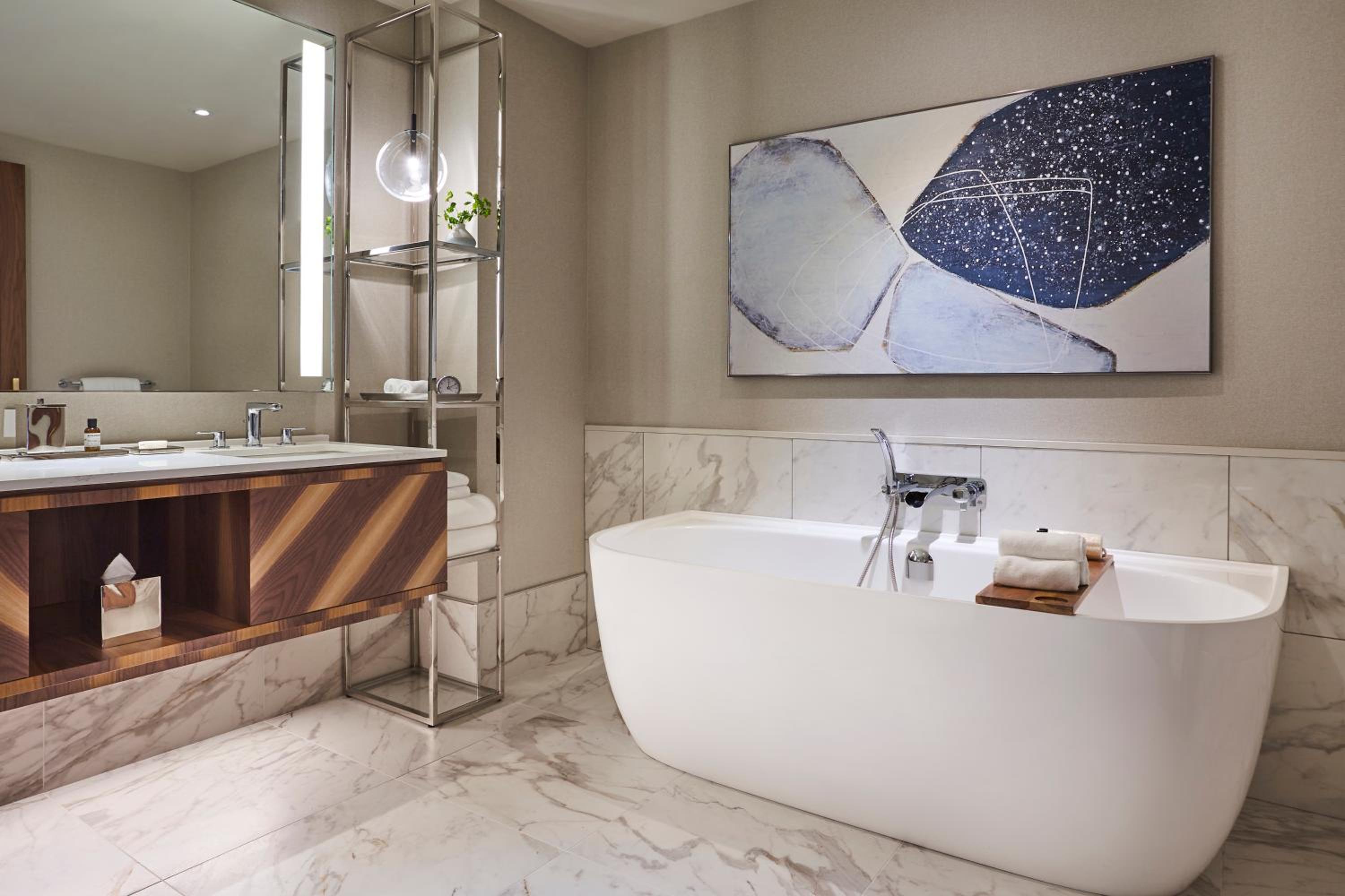One-Bedroom Deluxe Corner Suite - High Floor - Photo 7