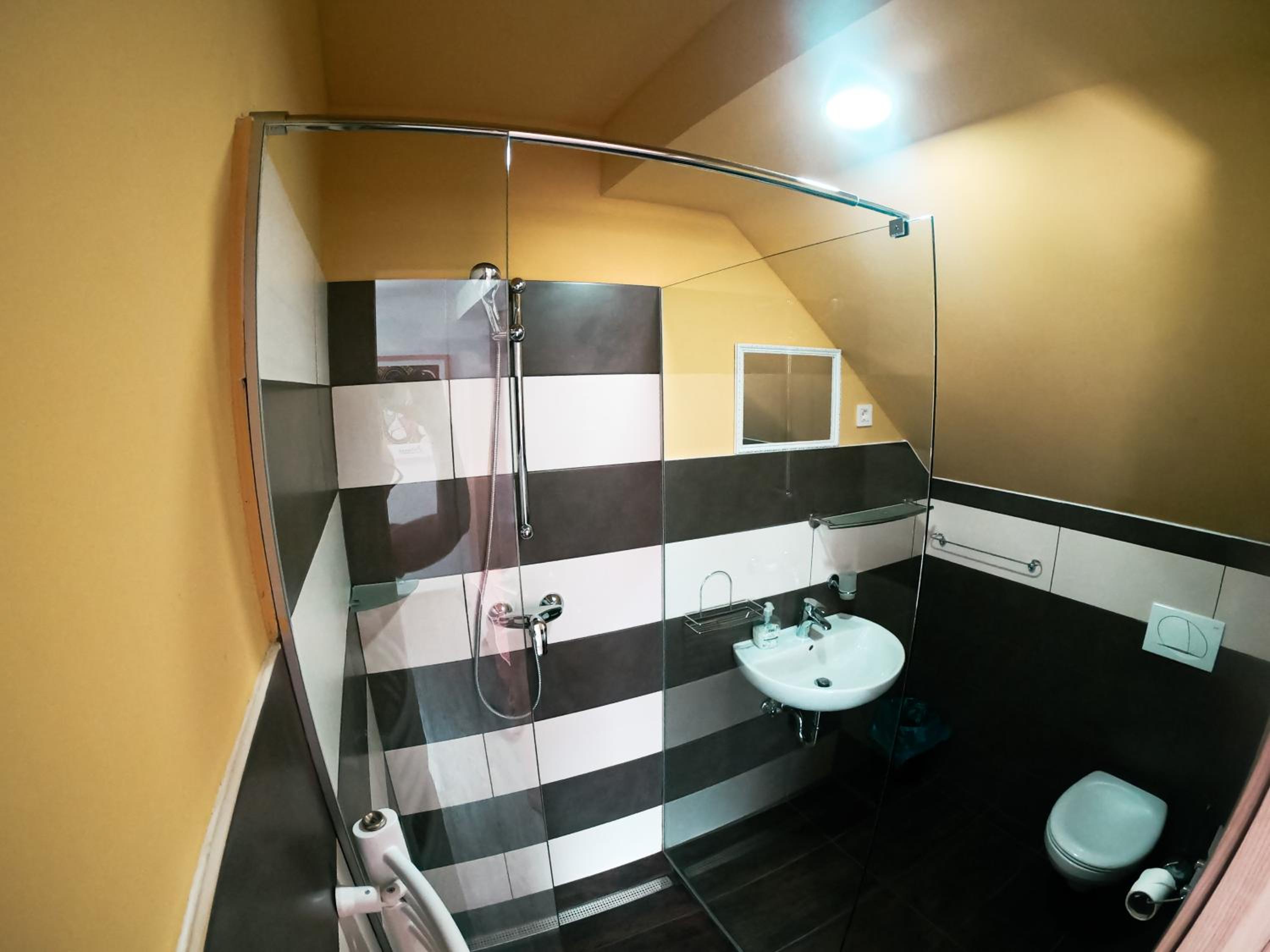 Quadruple Room with Private Bathroom - Photo 6