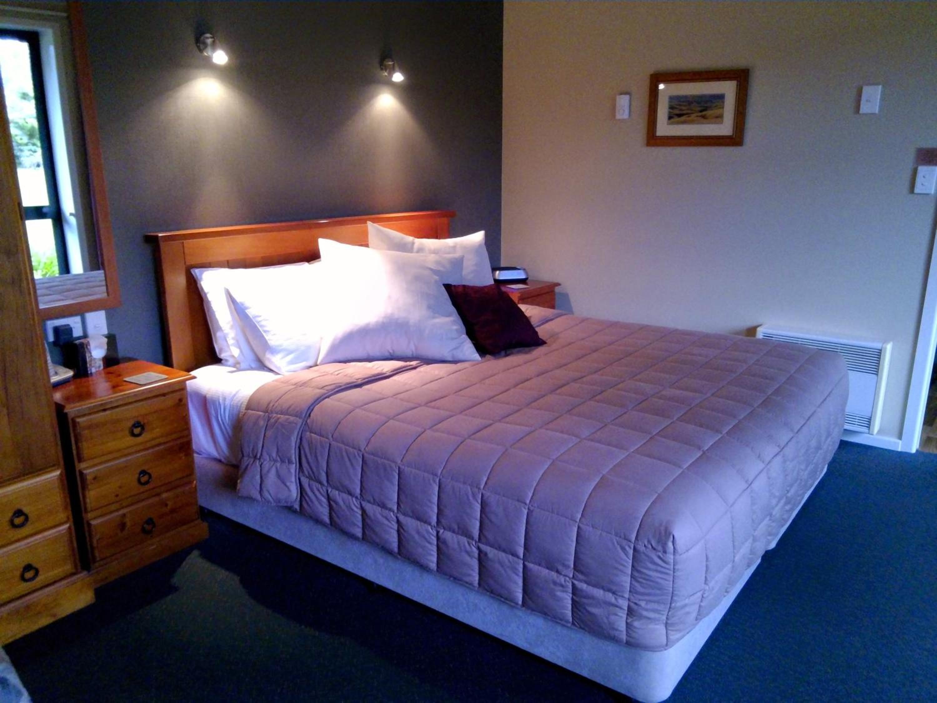 Deluxe King Room with Spa Bath photo 1