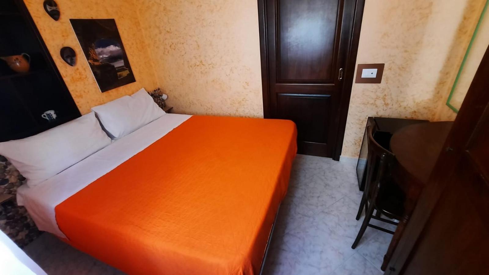 Economy Double Room with Shared Bathroom photo 3