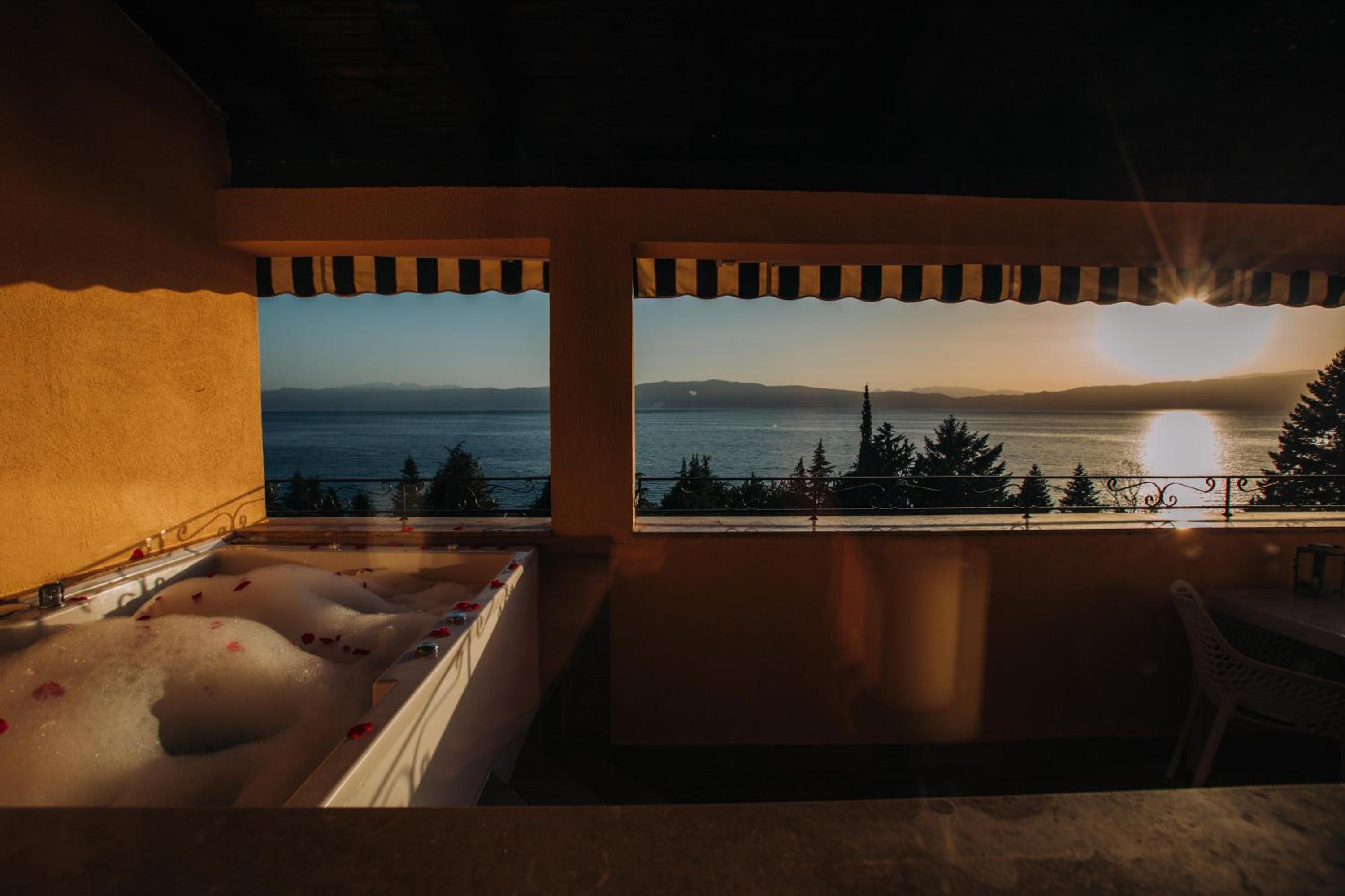 Deluxe Triple Room with Hot Tub - Photo 2