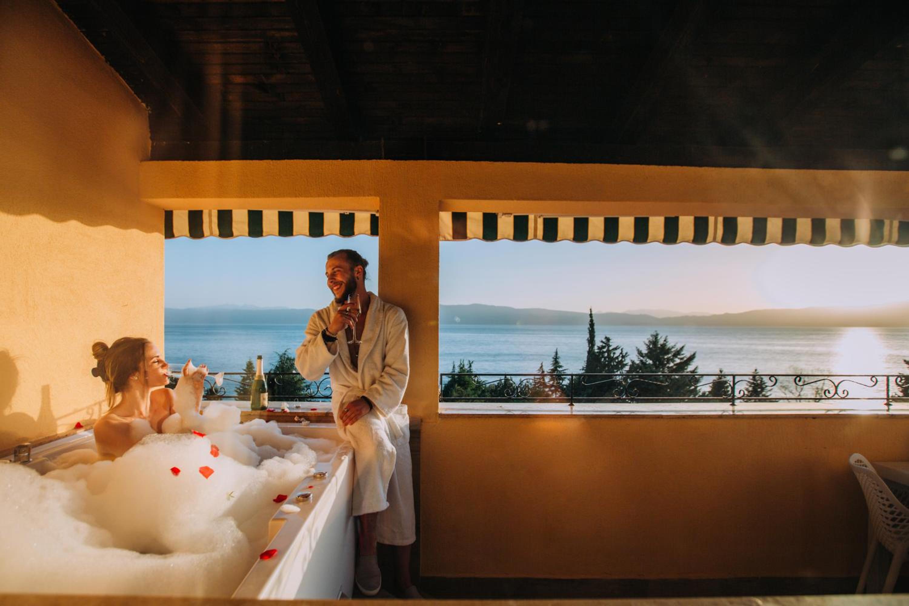 Deluxe Triple Room with Hot Tub - Photo 8