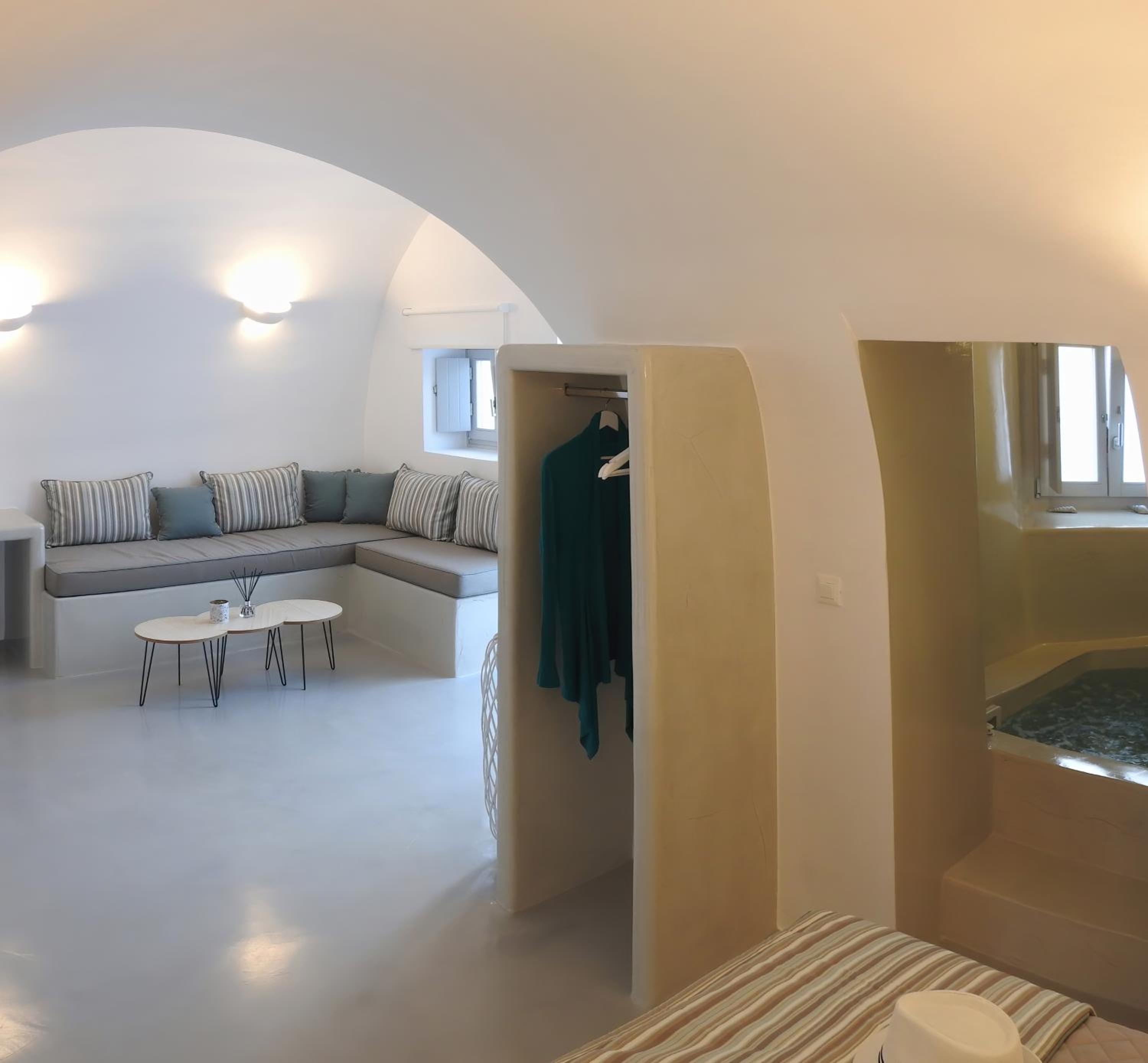 Queen Suite with Spa Bath photo 2