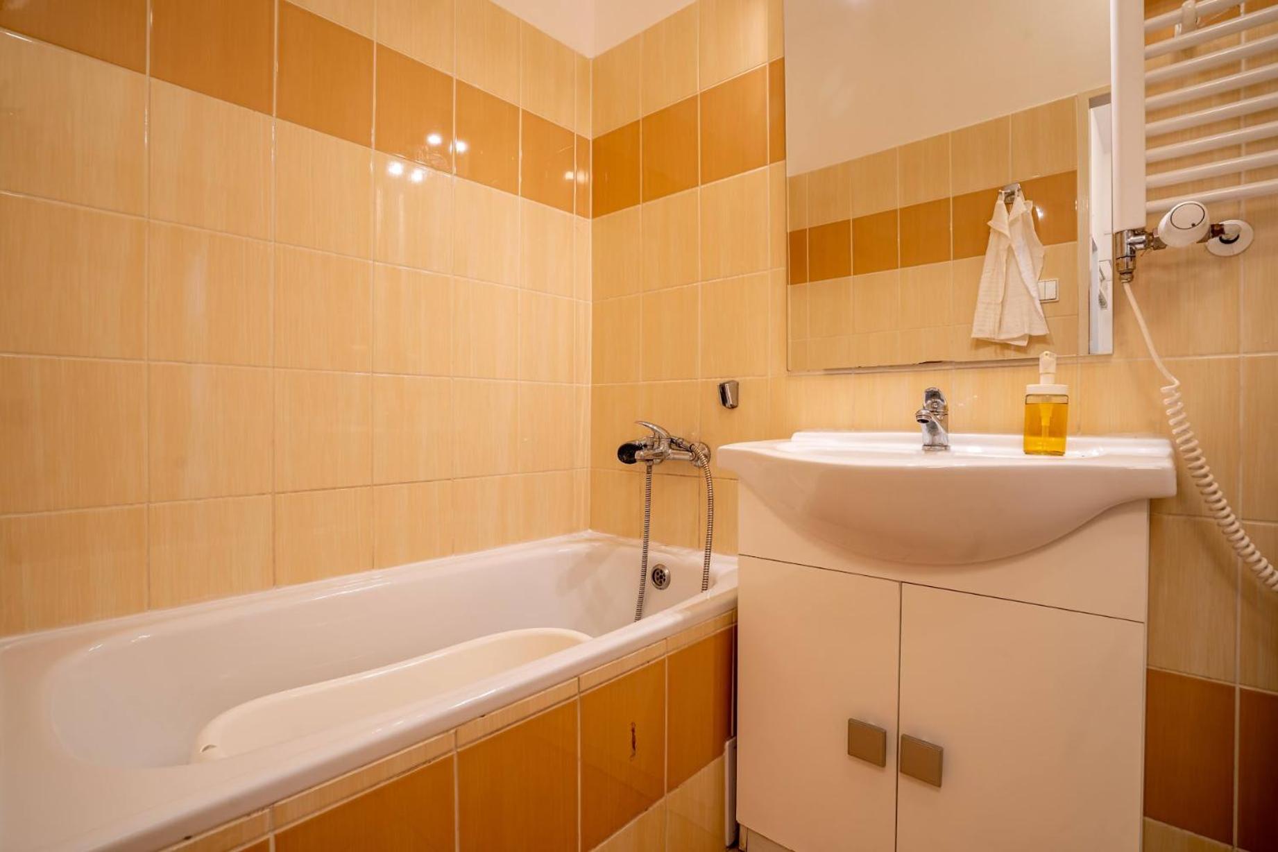 Executive Suite - Photo 2