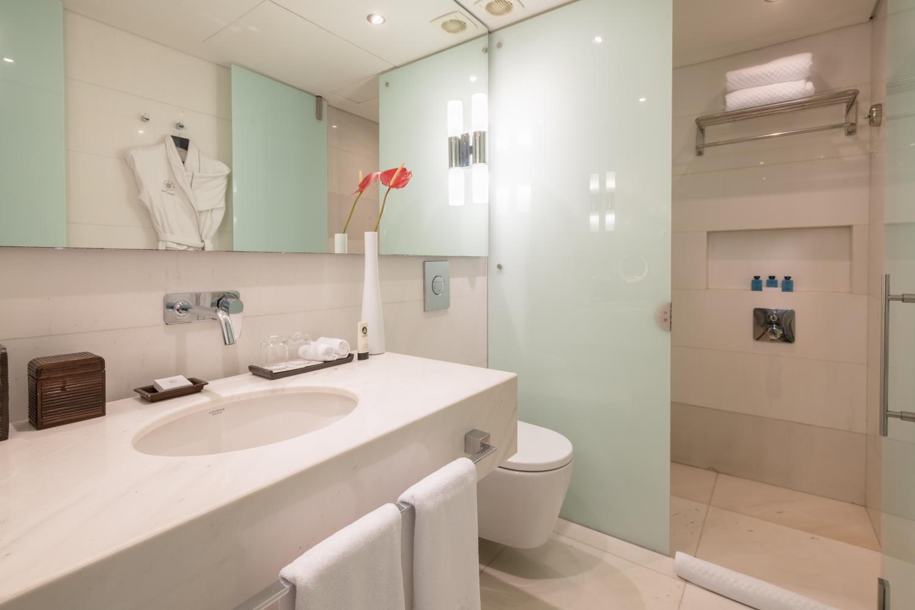 Junior King Suite with Balcony and Ocean View - High Floor photo 3