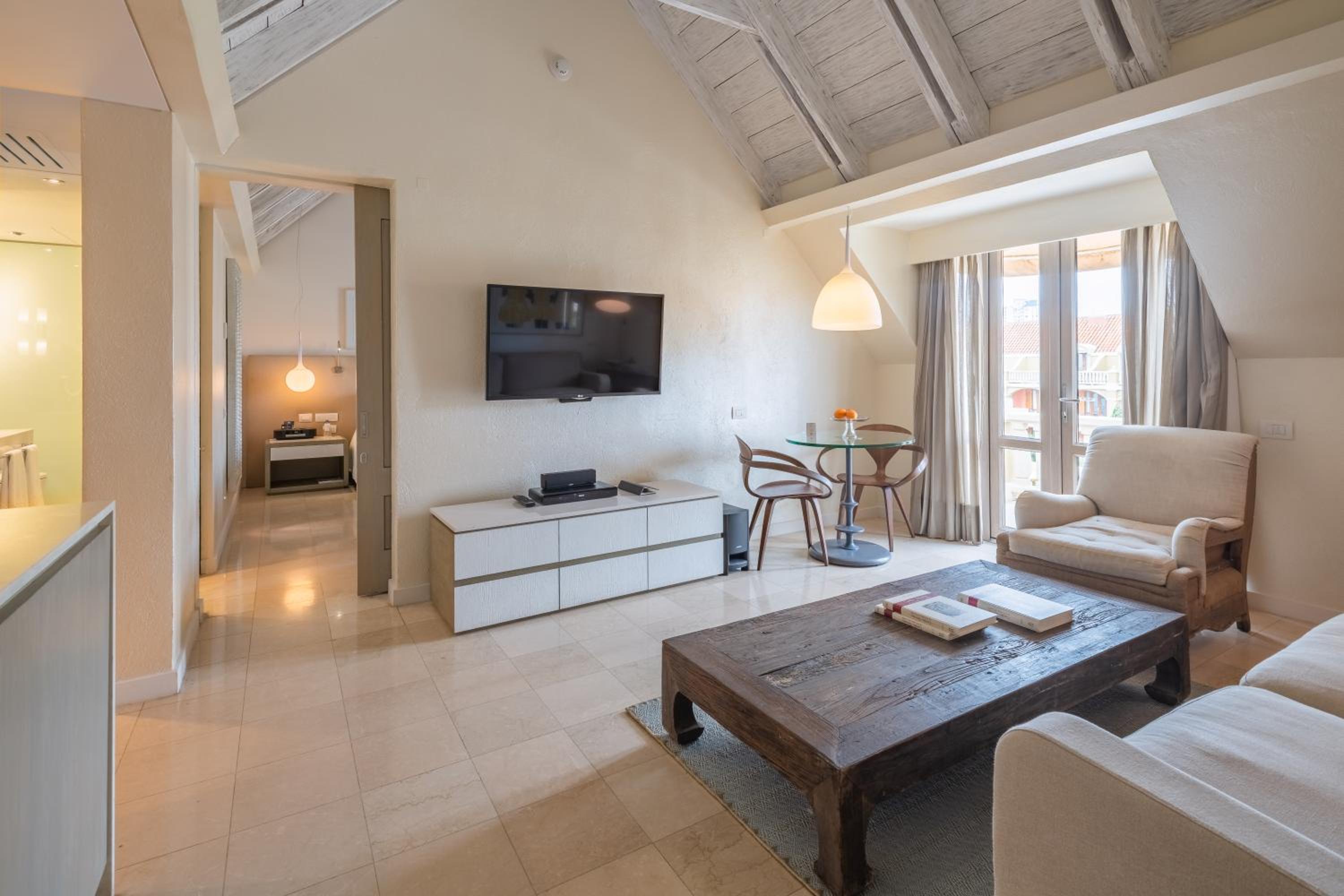Junior King Suite with Balcony and Ocean View - High Floor