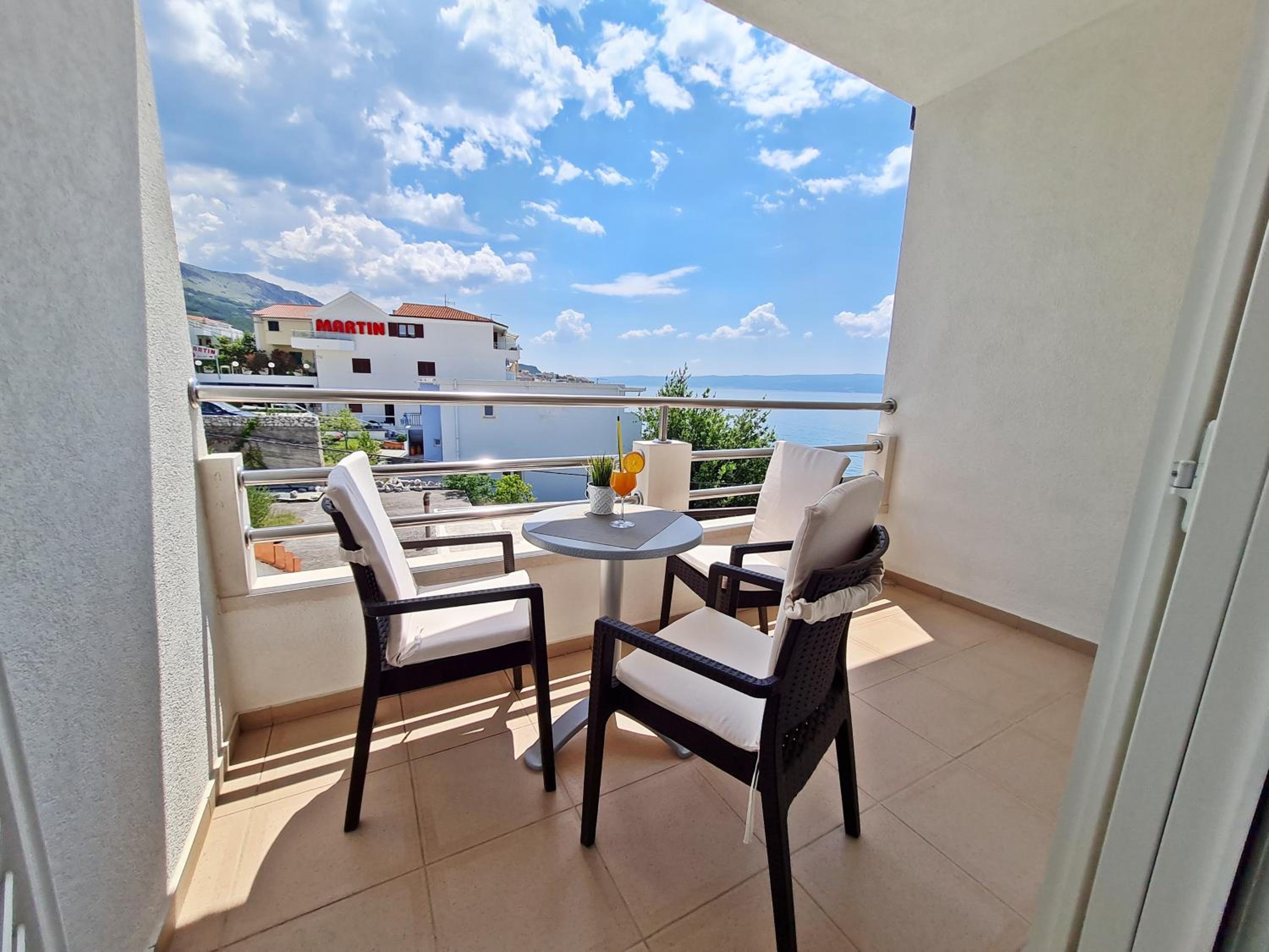 Suite with Balcony and Sea View - Photo 15