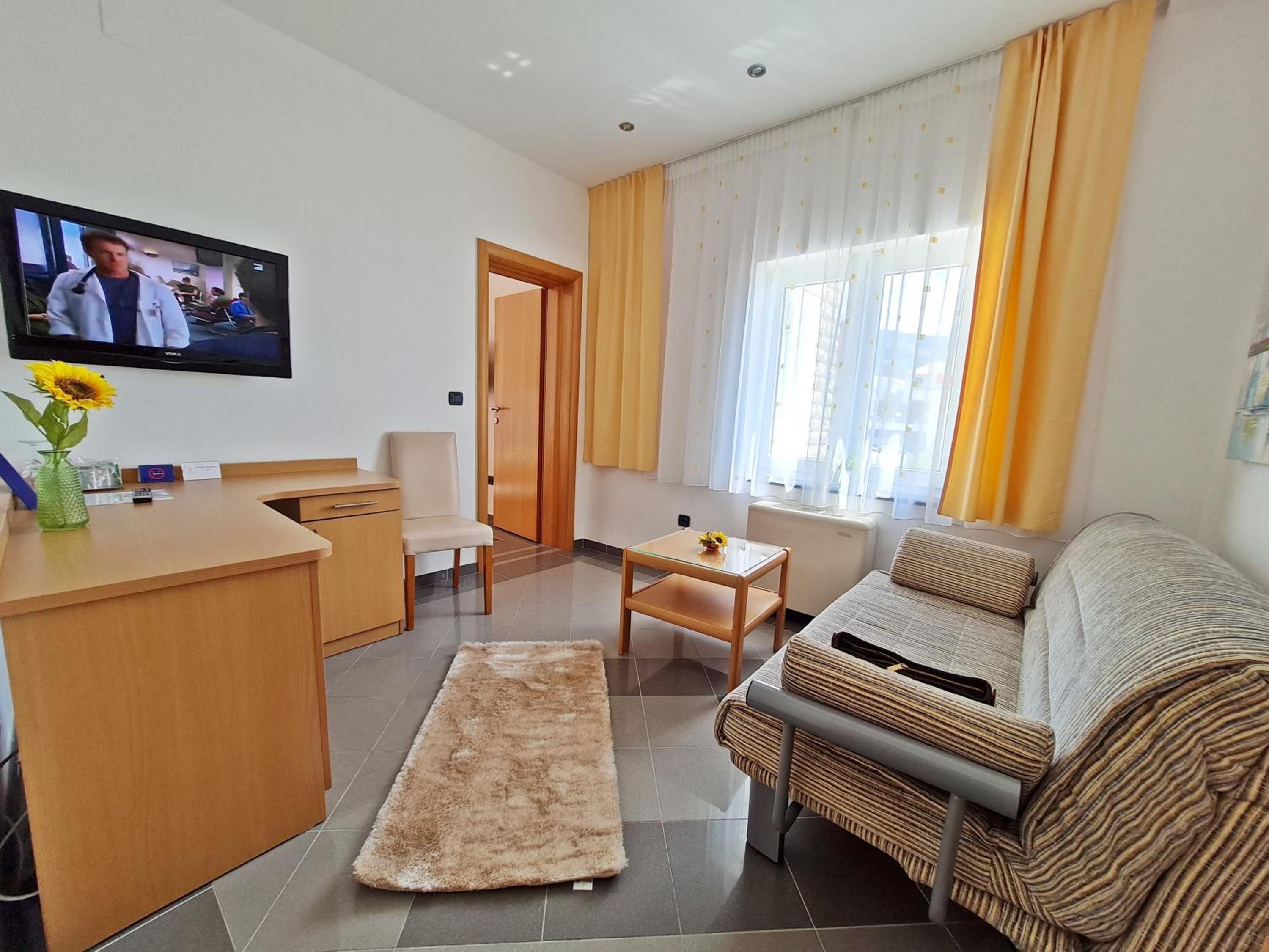 Suite with Balcony and Sea View - Photo 6
