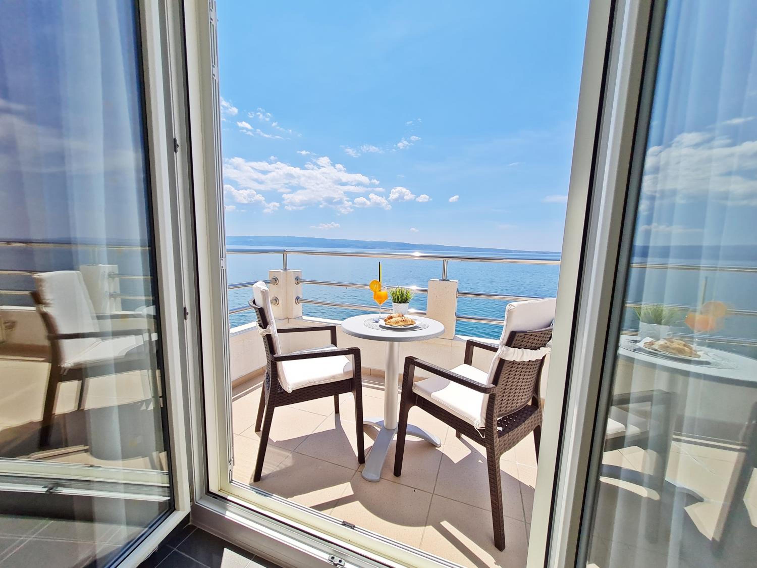 Double Room with Sea View and Balcony - Photo 4