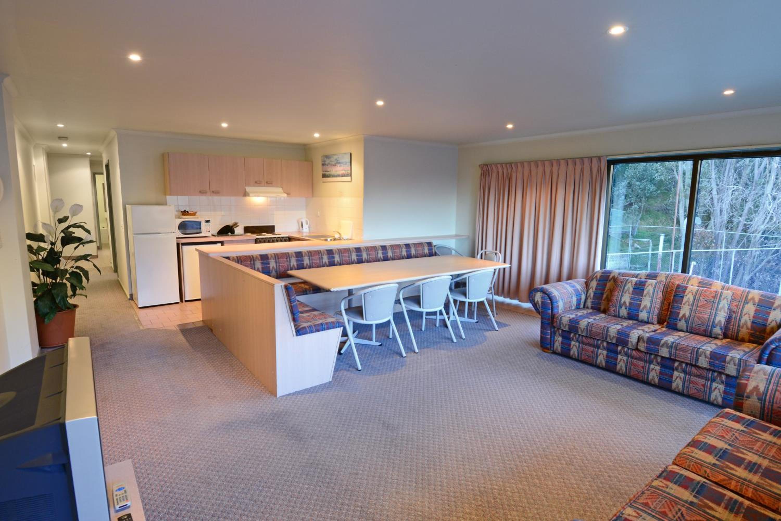 Standard Three-Bedroom Apartment (10 Guests) photo 3
