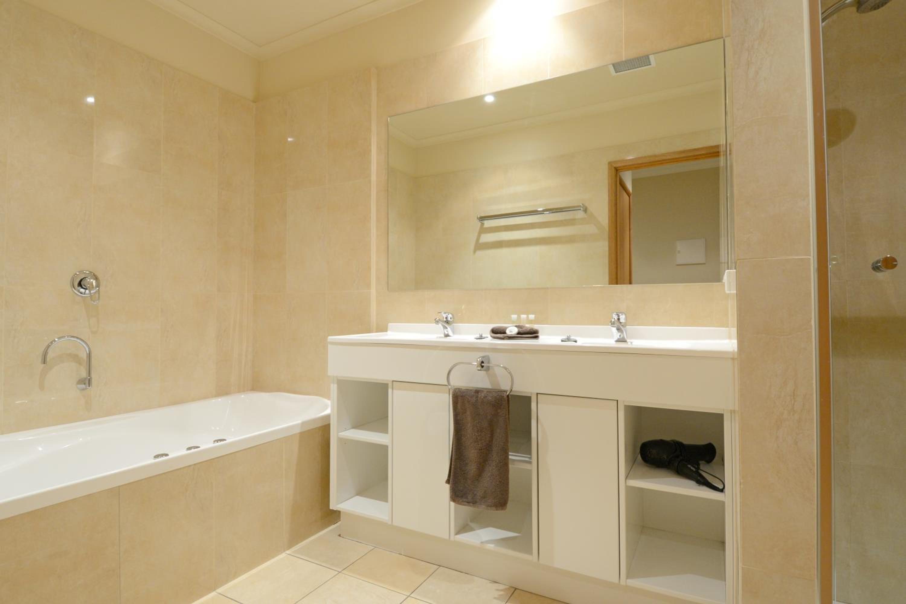 Deluxe Three-Bedroom Apartment (8 Guests) photo 3