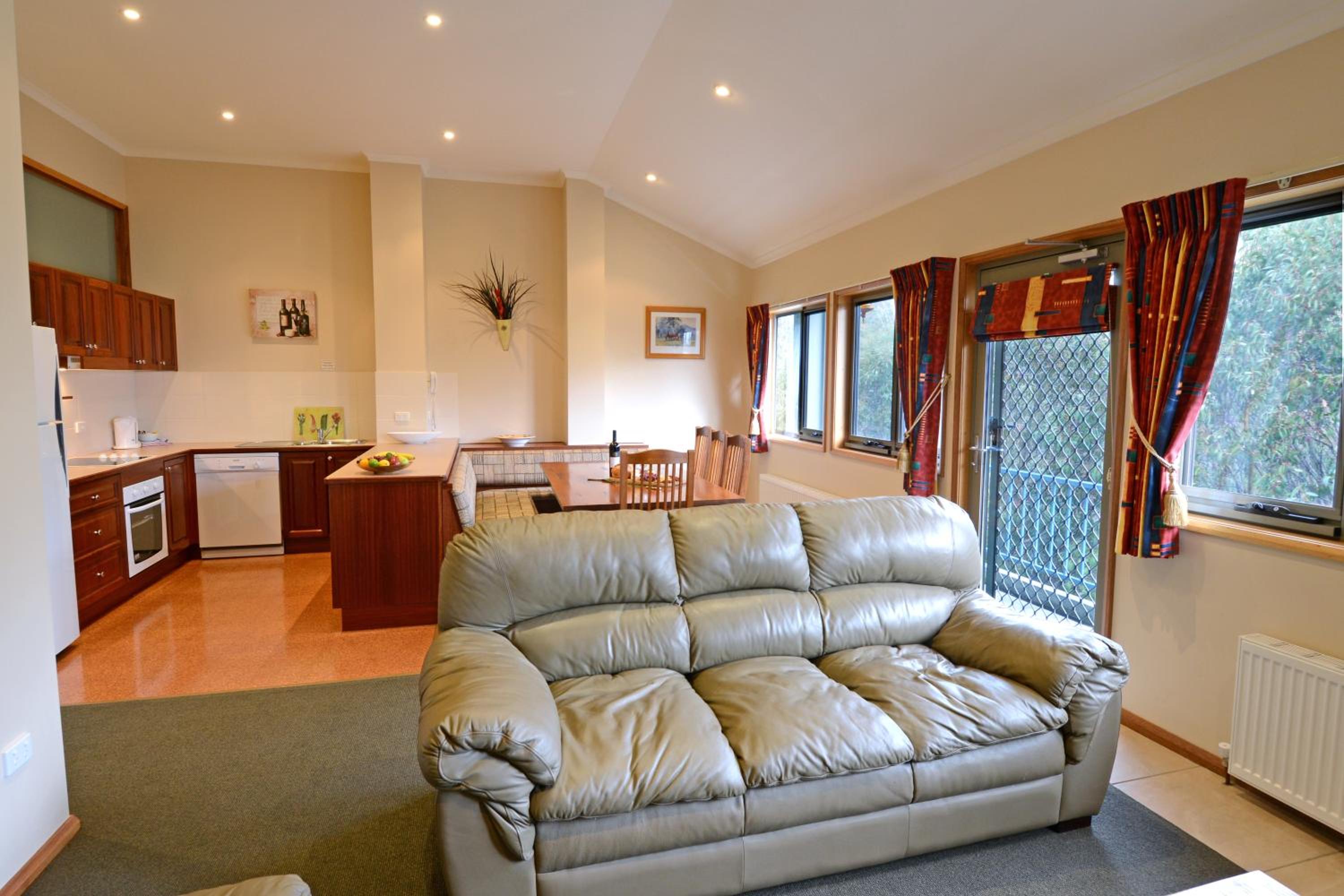 Deluxe Three-Bedroom Apartment (8 Guests) photo 1