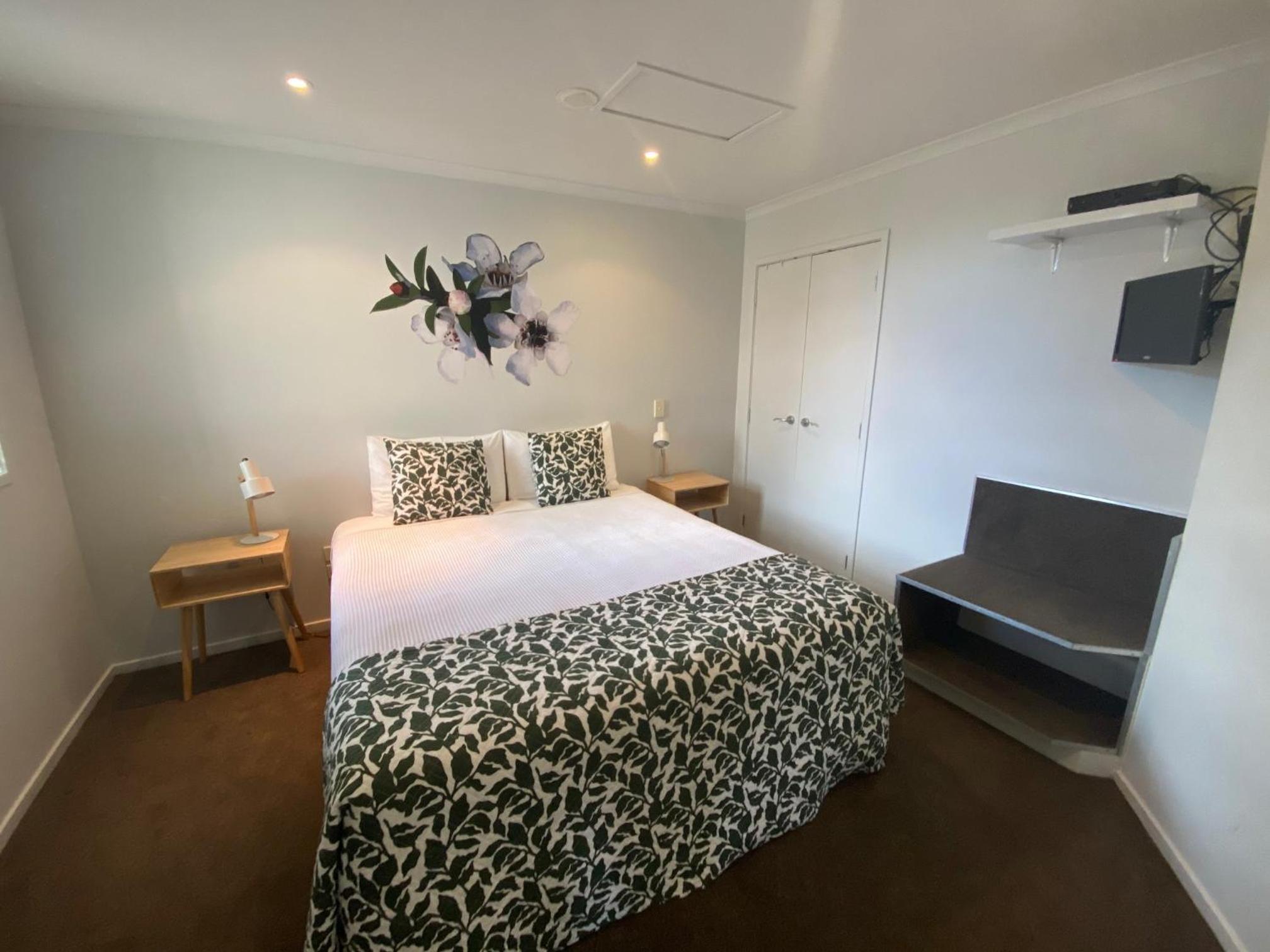 Luxury Suite with Private Spa Bath - Photo 6