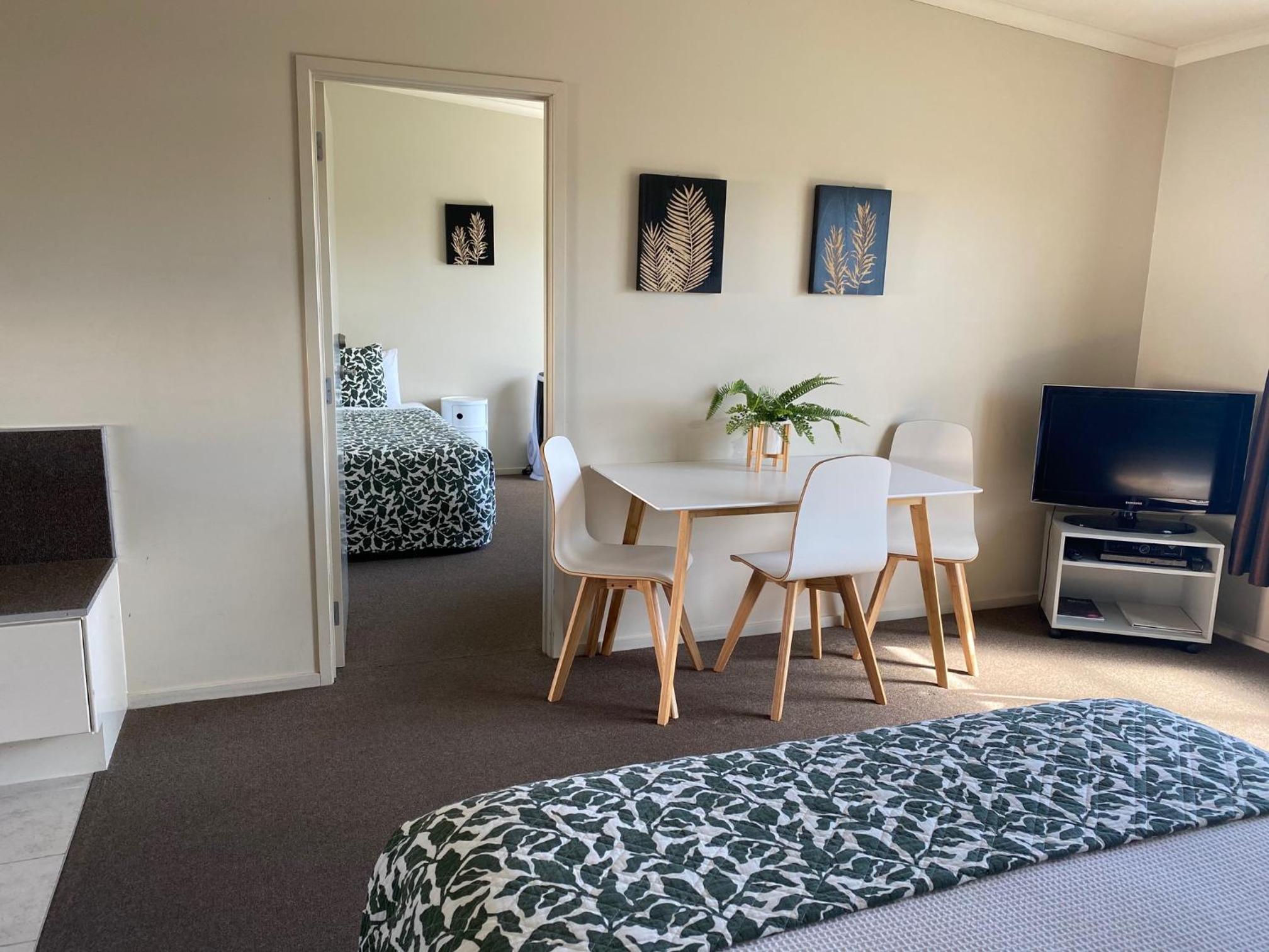 Deluxe Family Suite - Photo 17