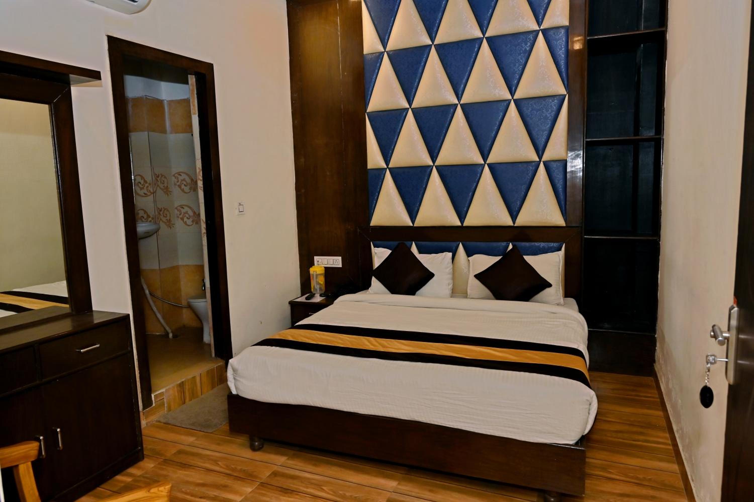 Deluxe Room - Photo 3