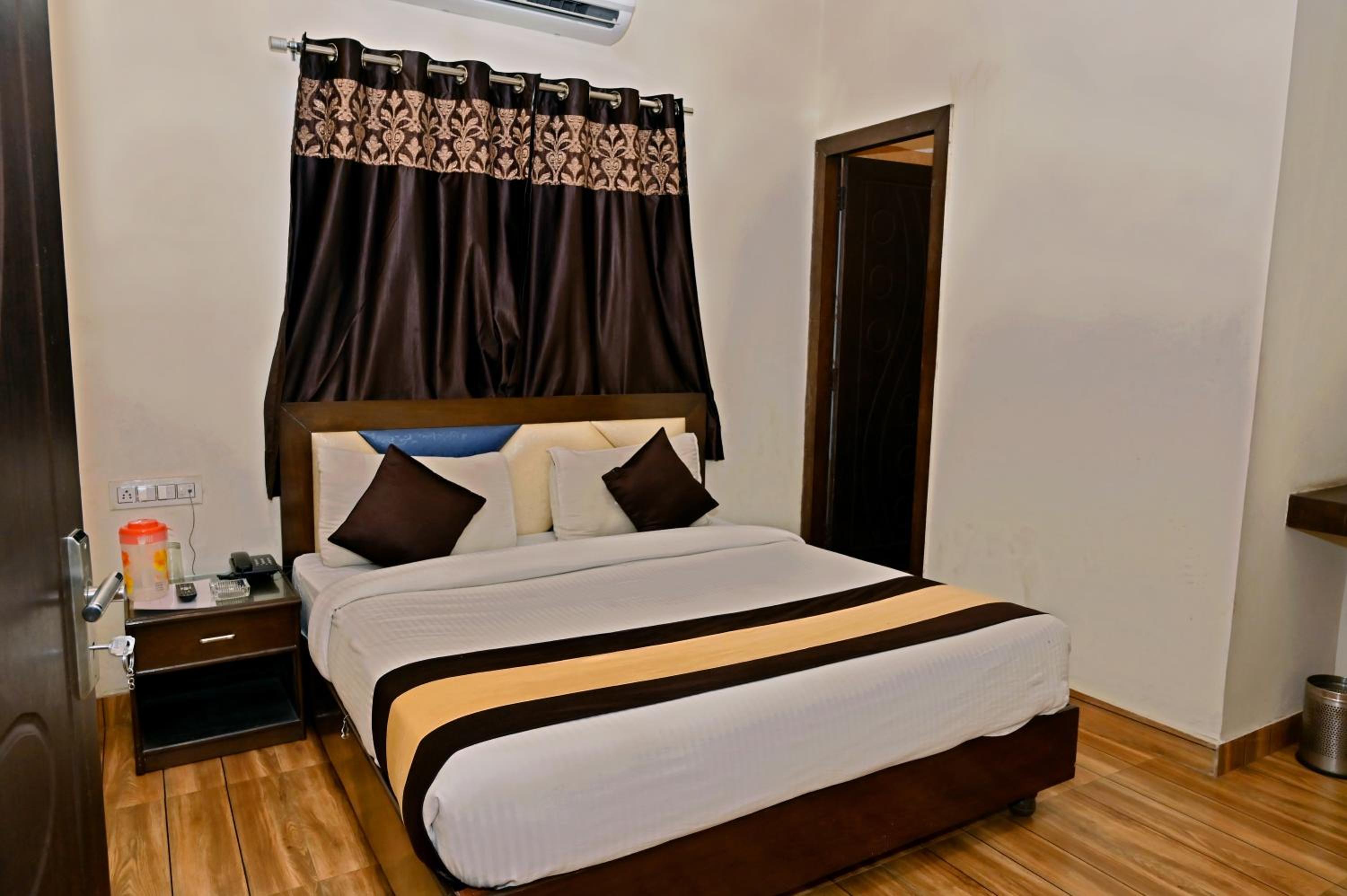 Deluxe Room - Photo 1