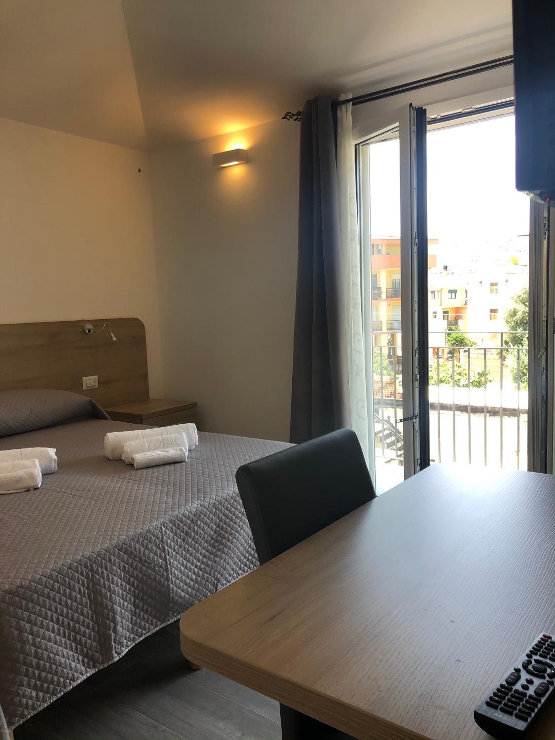 Double Room with Balcony - Photo 9