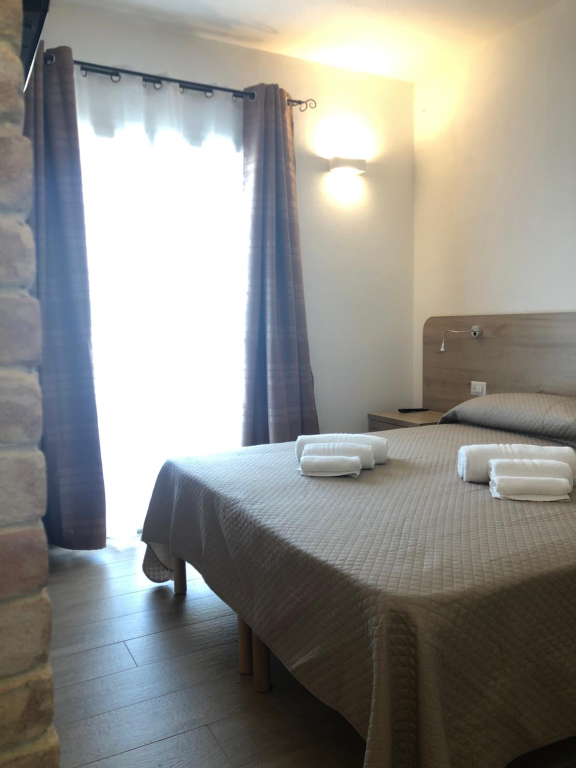 Double Room with Balcony - Photo 10