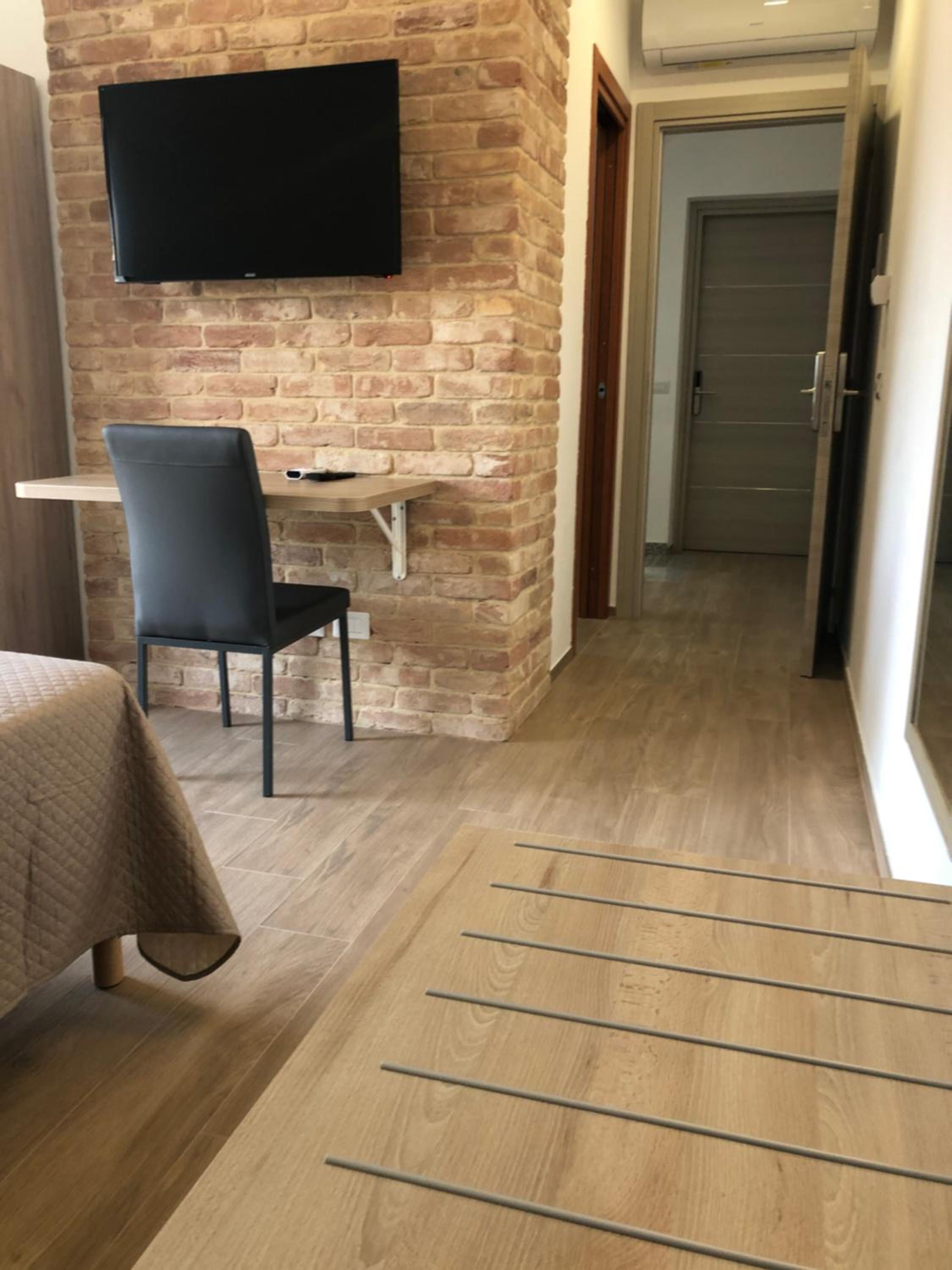 Double Room with Balcony - Photo 7