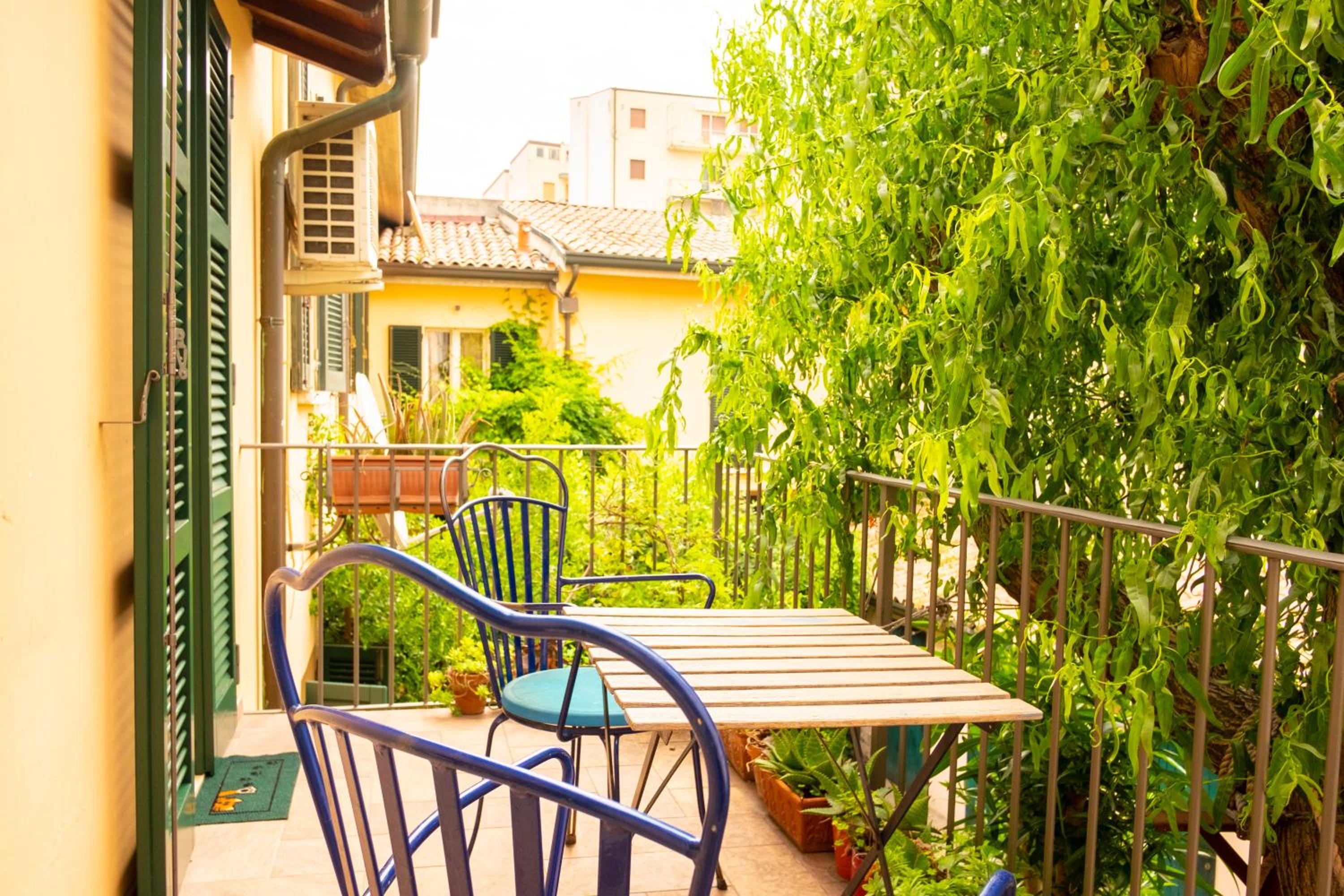 Double Room with Balcony - Photo 10