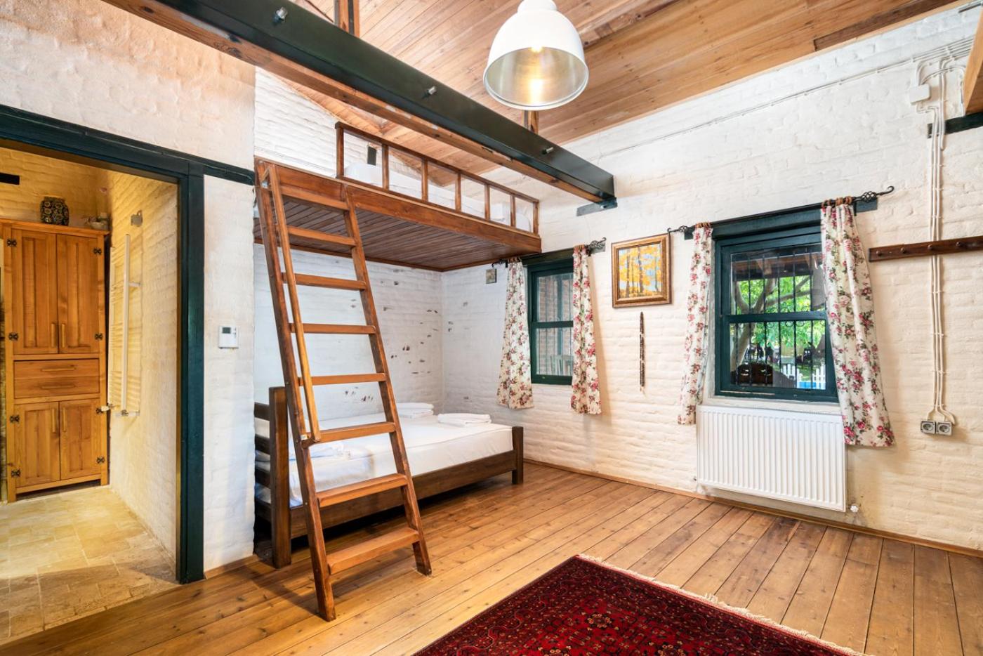 Deluxe Family Suite photo 2