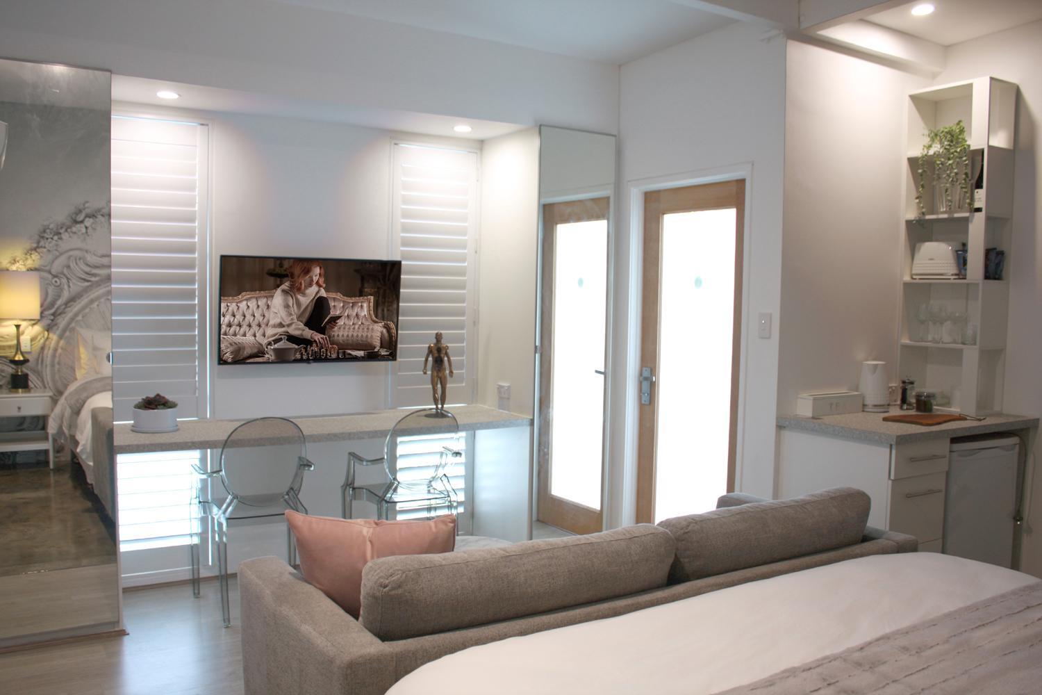 Studio with Pool View — the supplier's photographs — photo 4