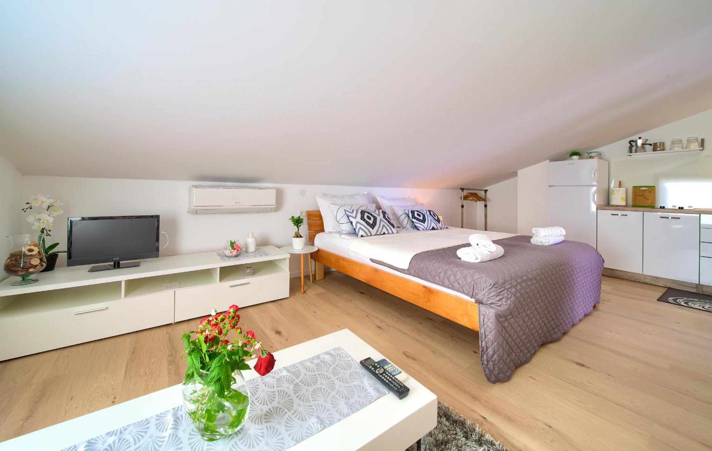 Studio Apartment with Terrace and Sea View