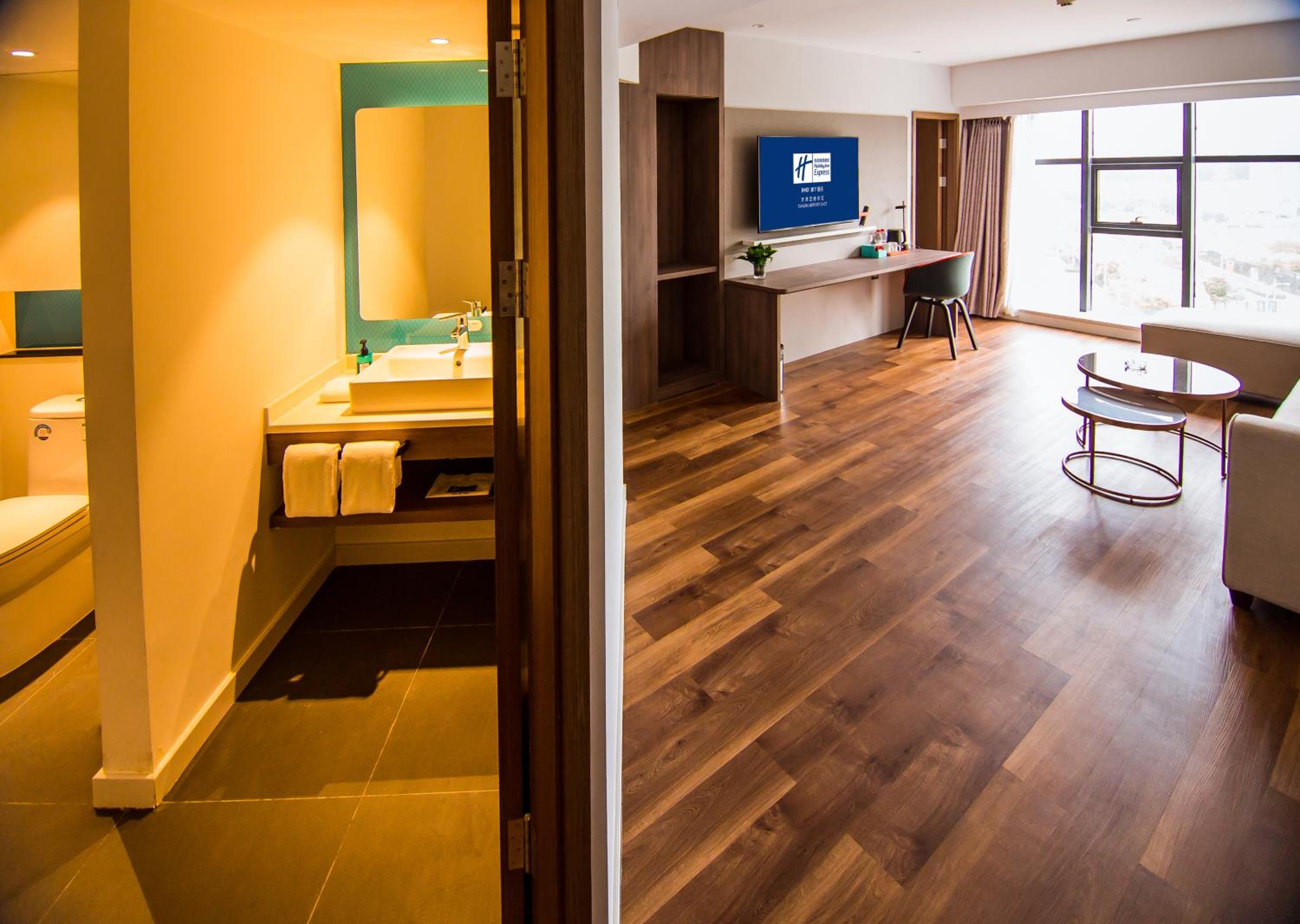 One-Bedroom King Suite - Photo 2