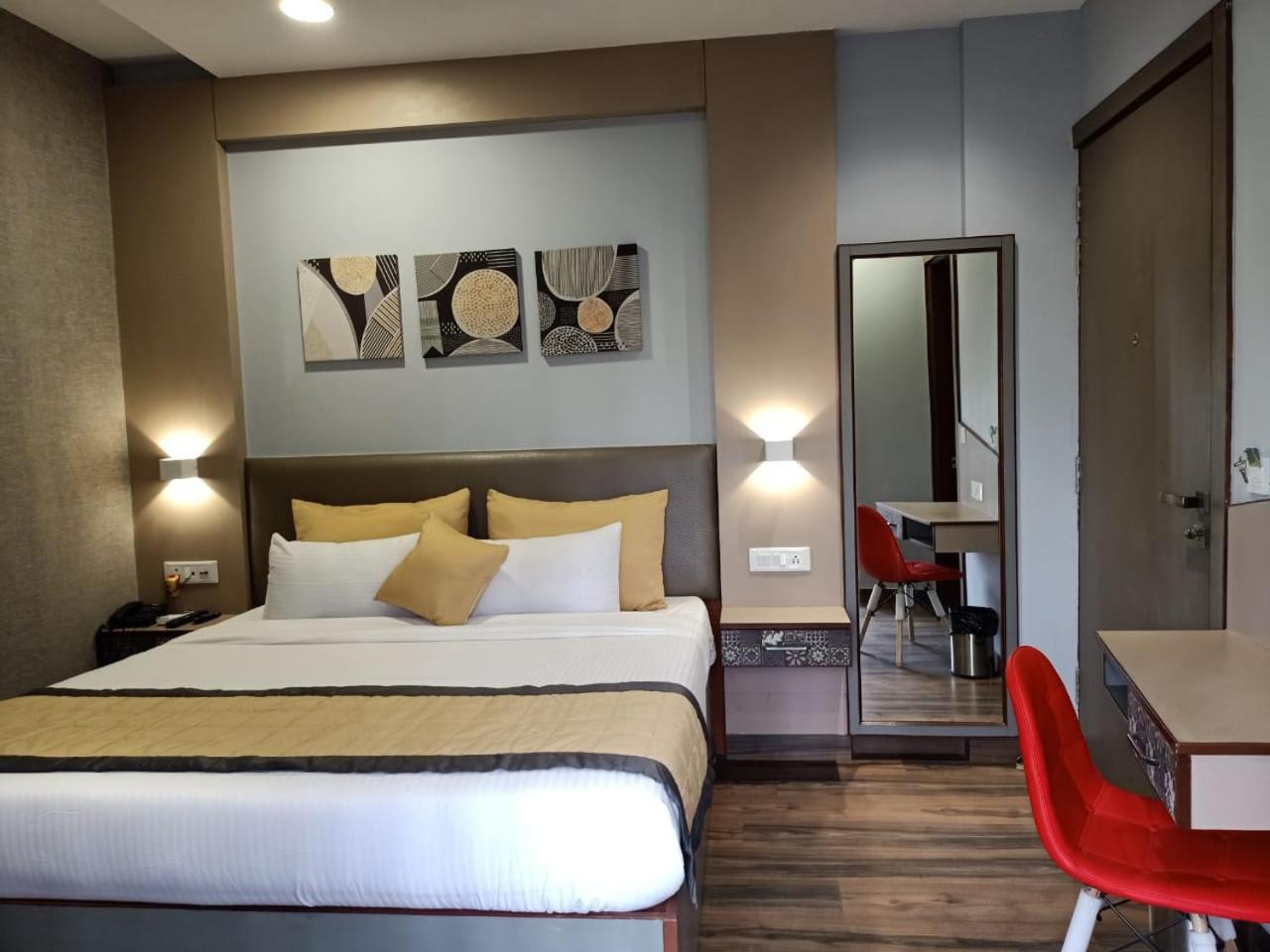 Deluxe Double Room with Balcony - Photo 1