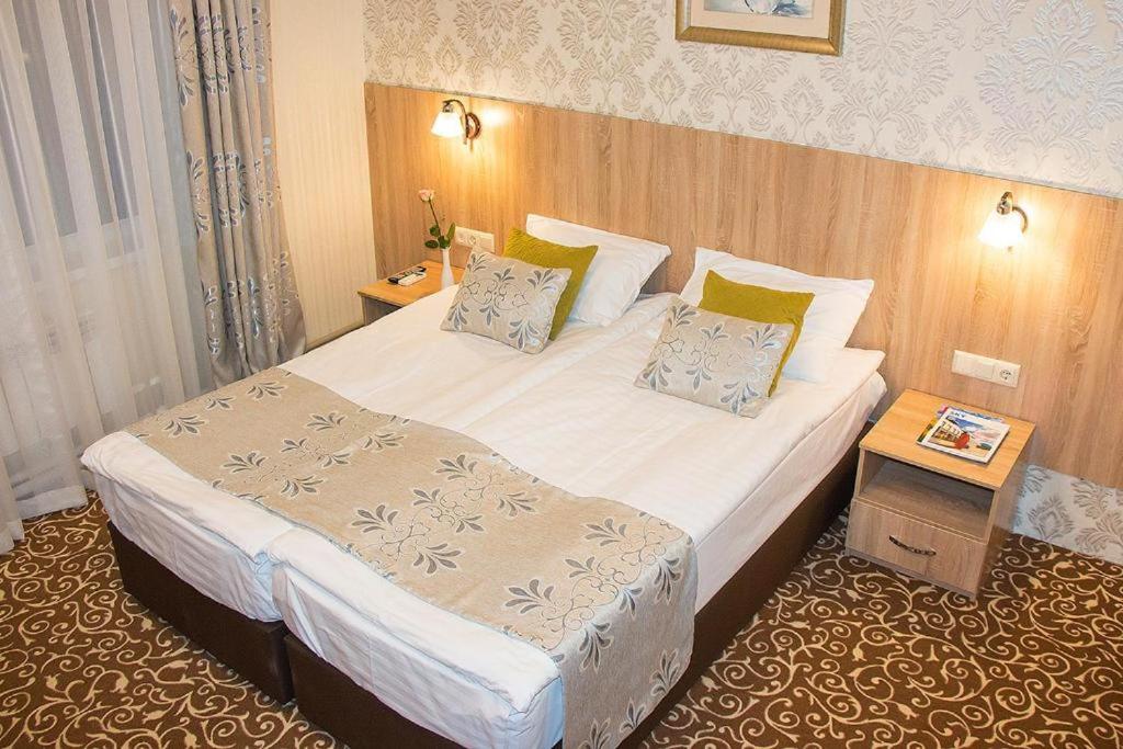 Large Double or Twin Room photo 1