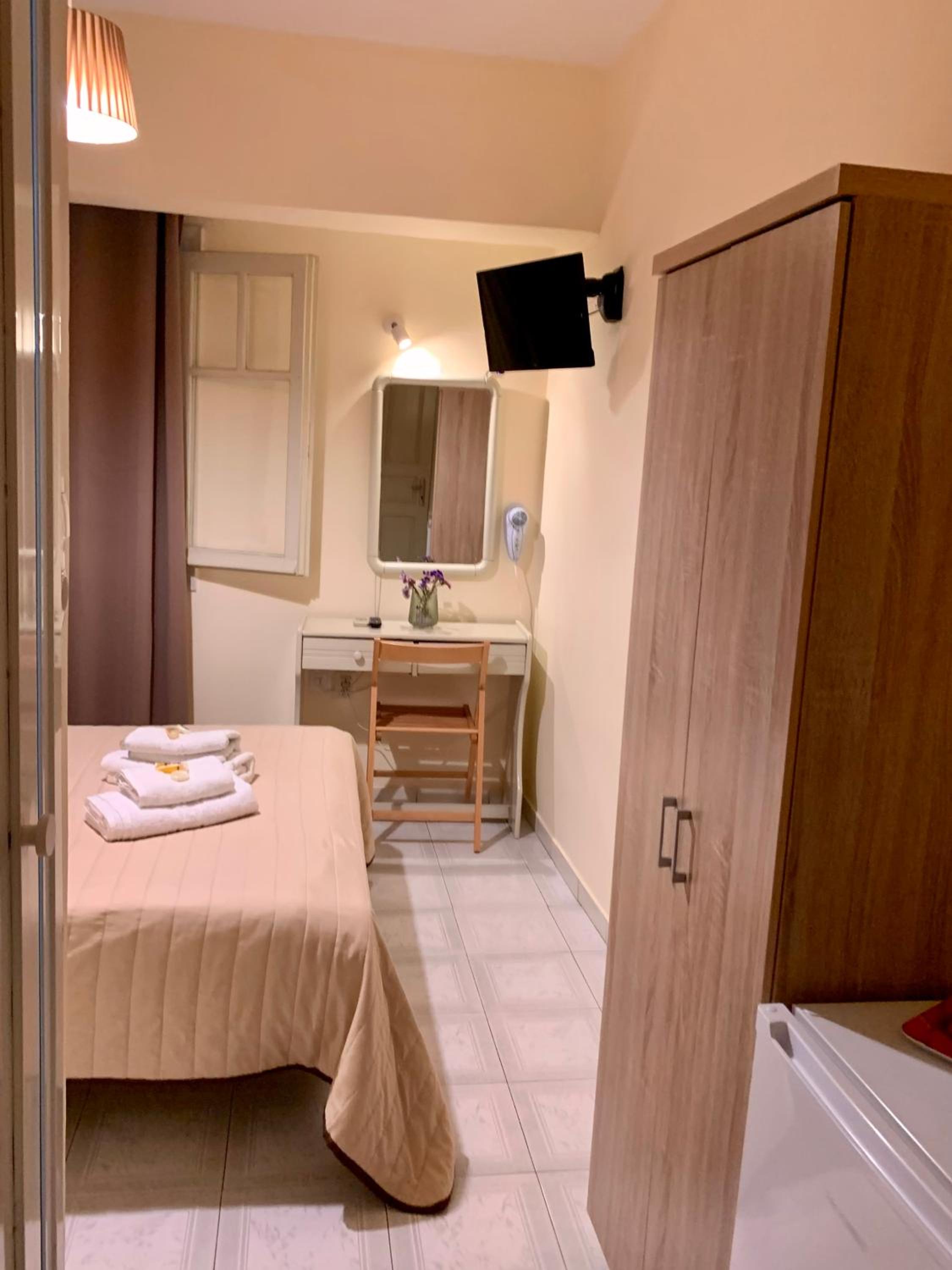 Double Room with Balcony - Photo 8