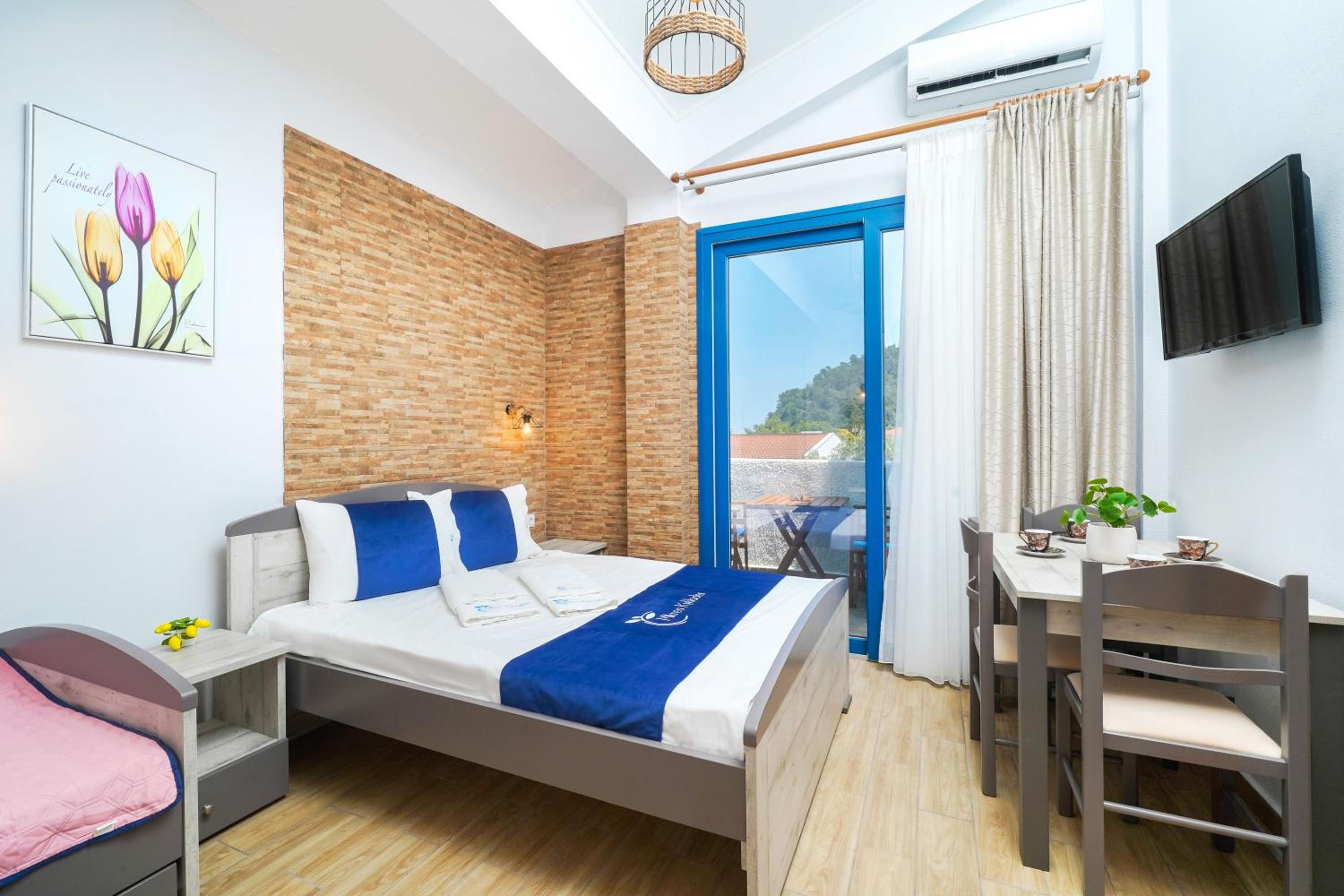 One-Bedroom Apartment - Photo 2