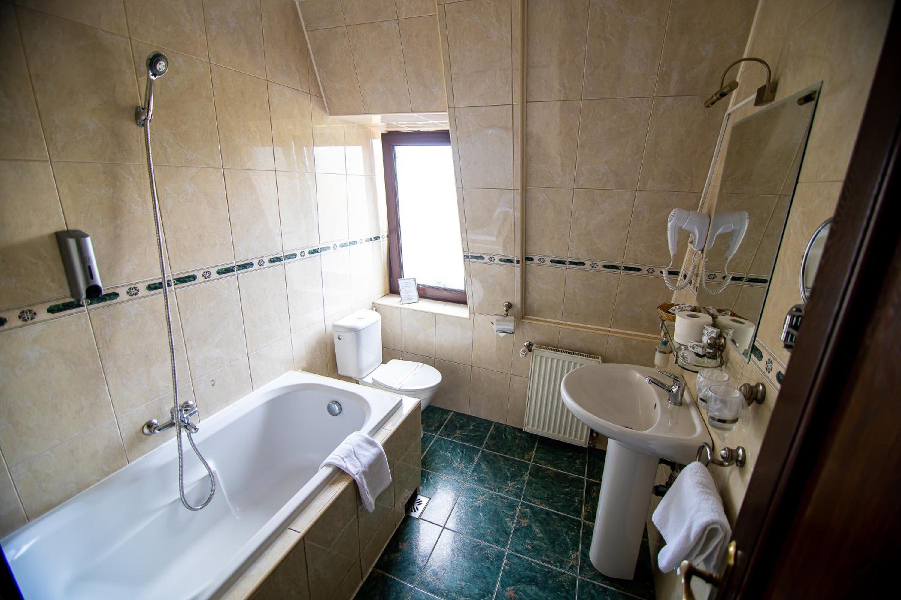 Twin Room - Photo 12