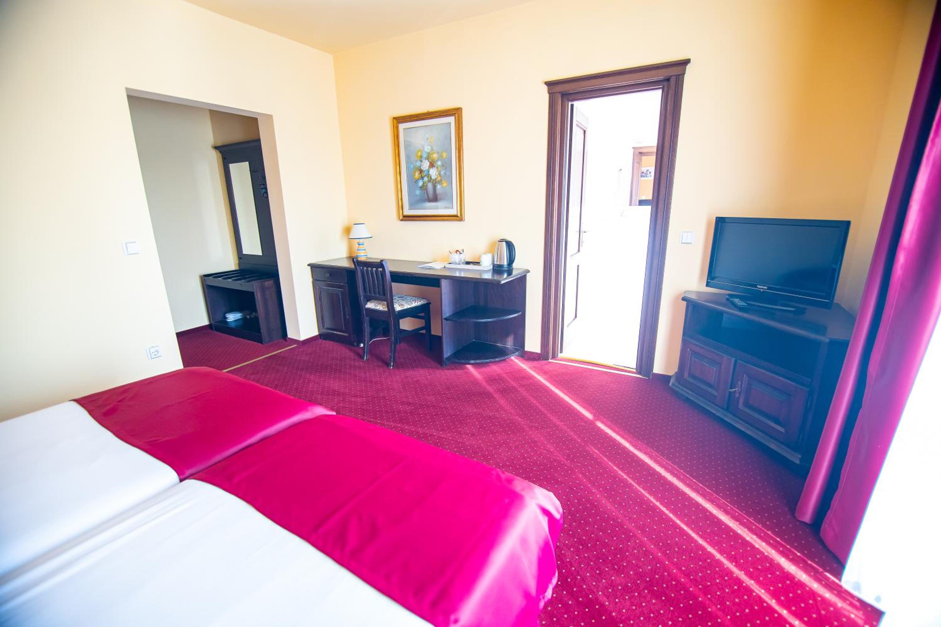 Twin Room - Photo 18