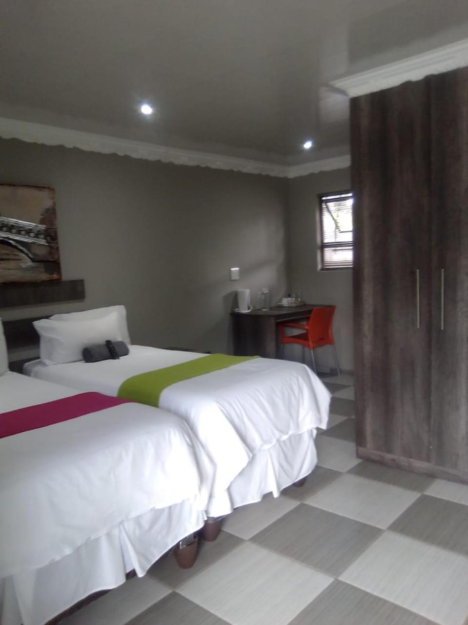 Twin Room with Private Bathroom photo 2