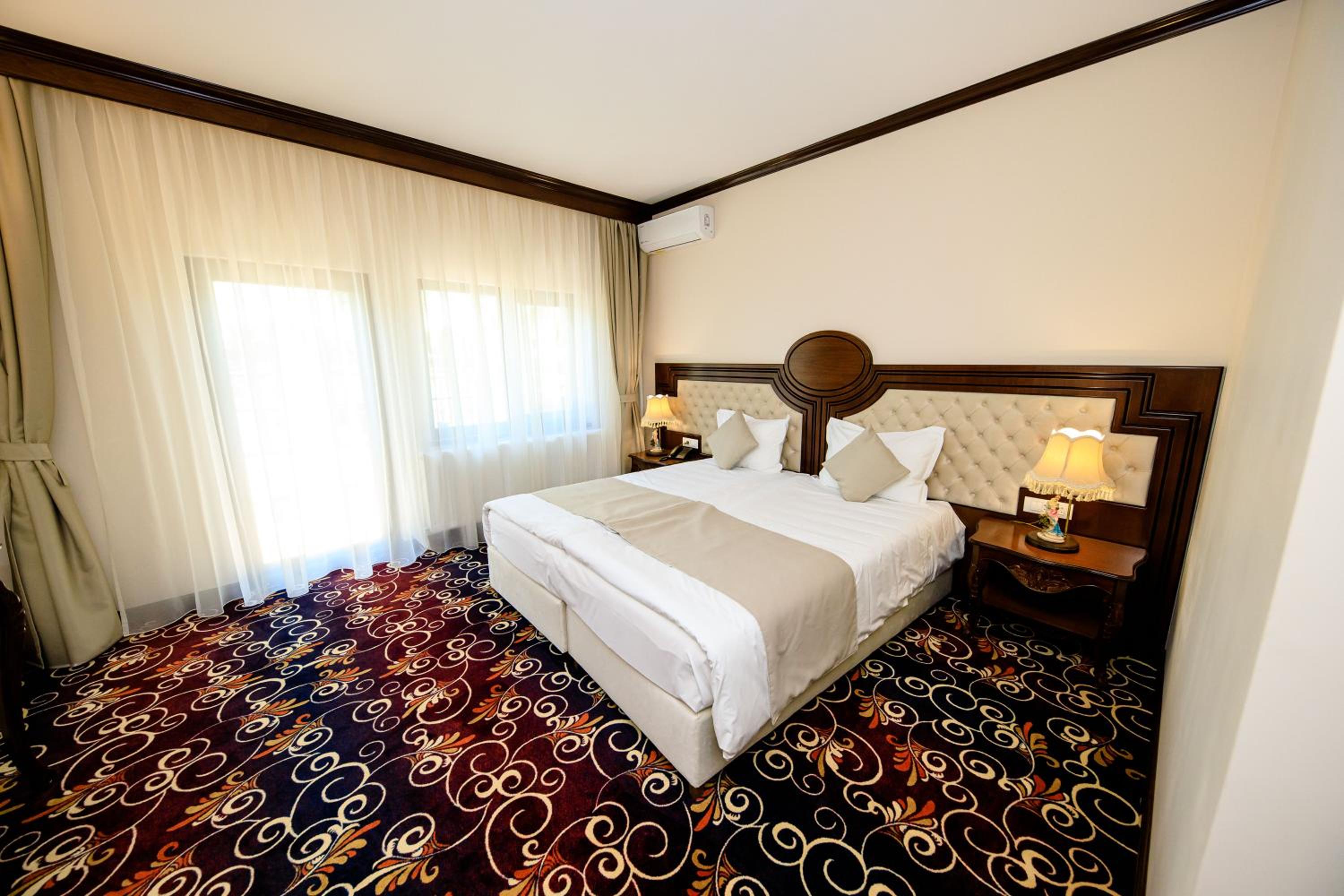 Large Double Room - Photo 1
