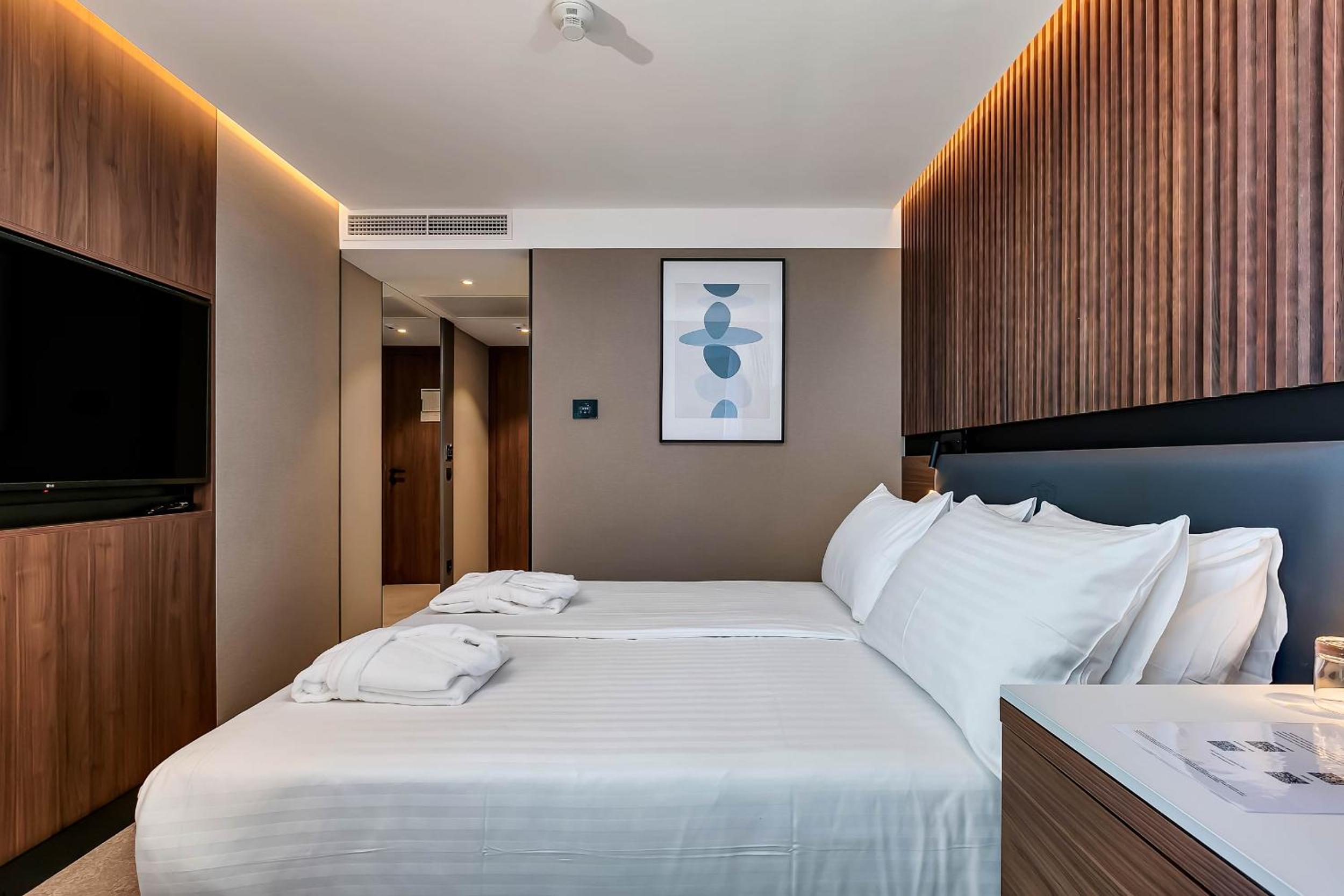 Double or Twin Room with Balcony - Photo 7