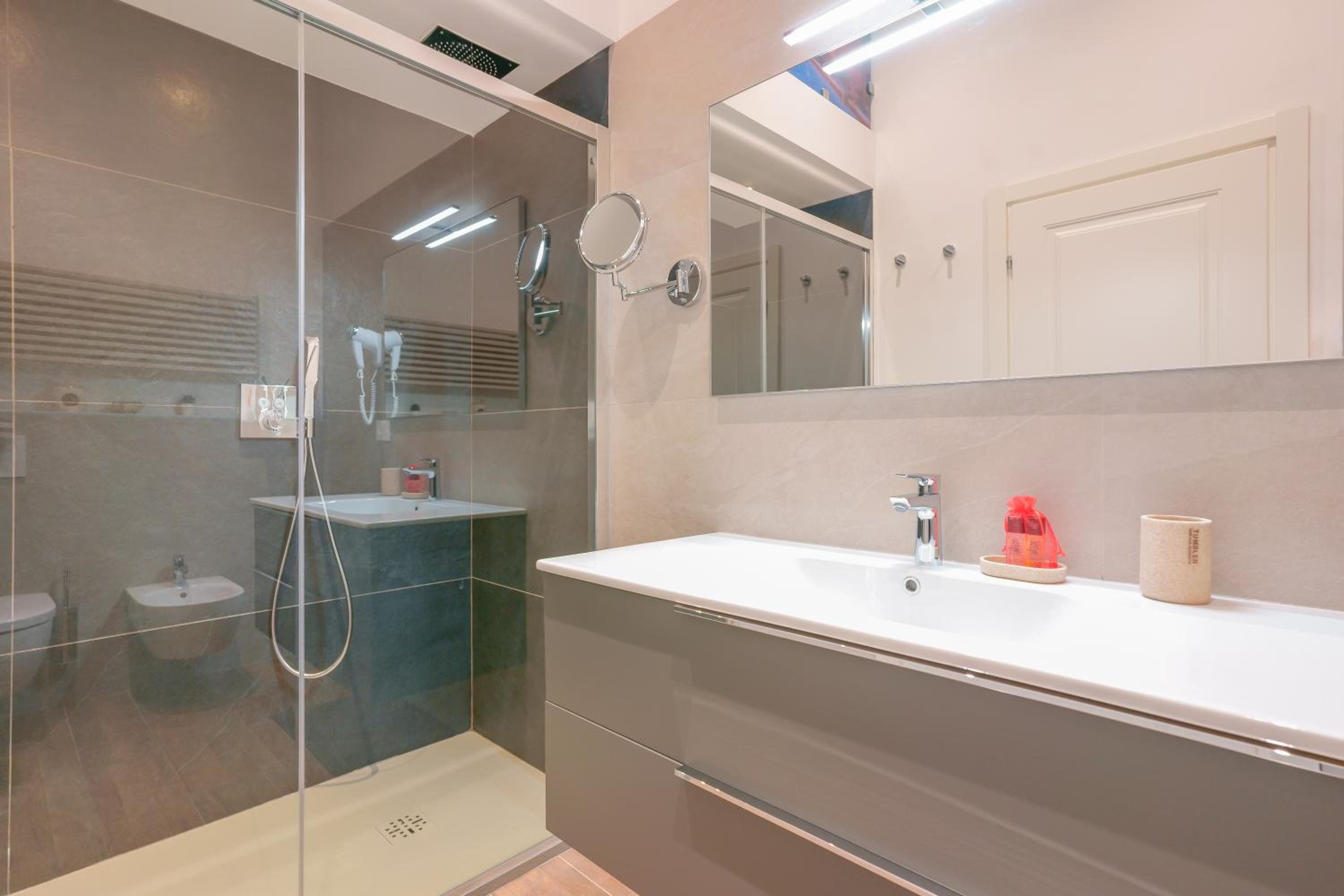 Deluxe Double Room - Photo 9