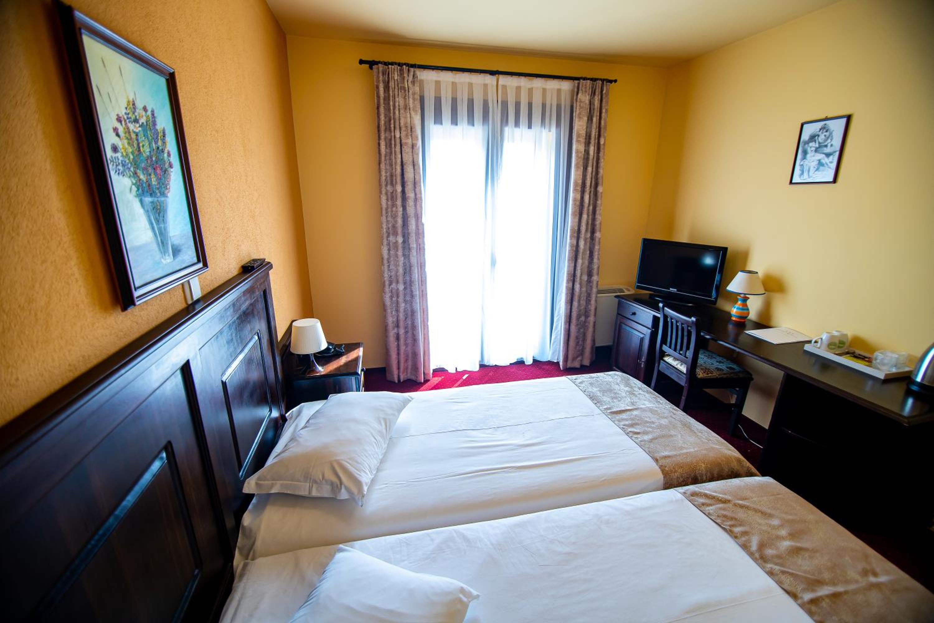 Twin Room - Photo 19