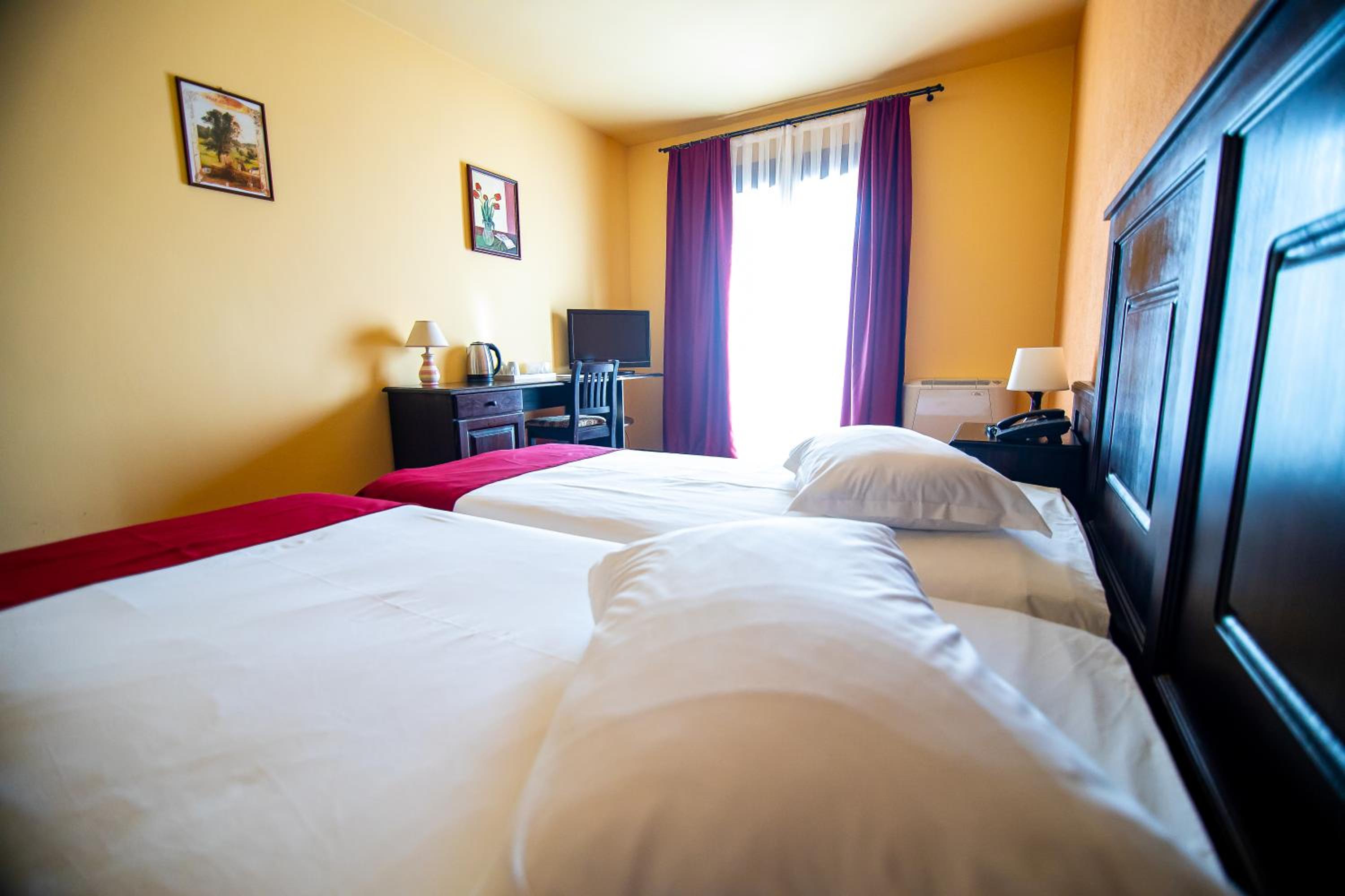 Twin Room - Photo 15