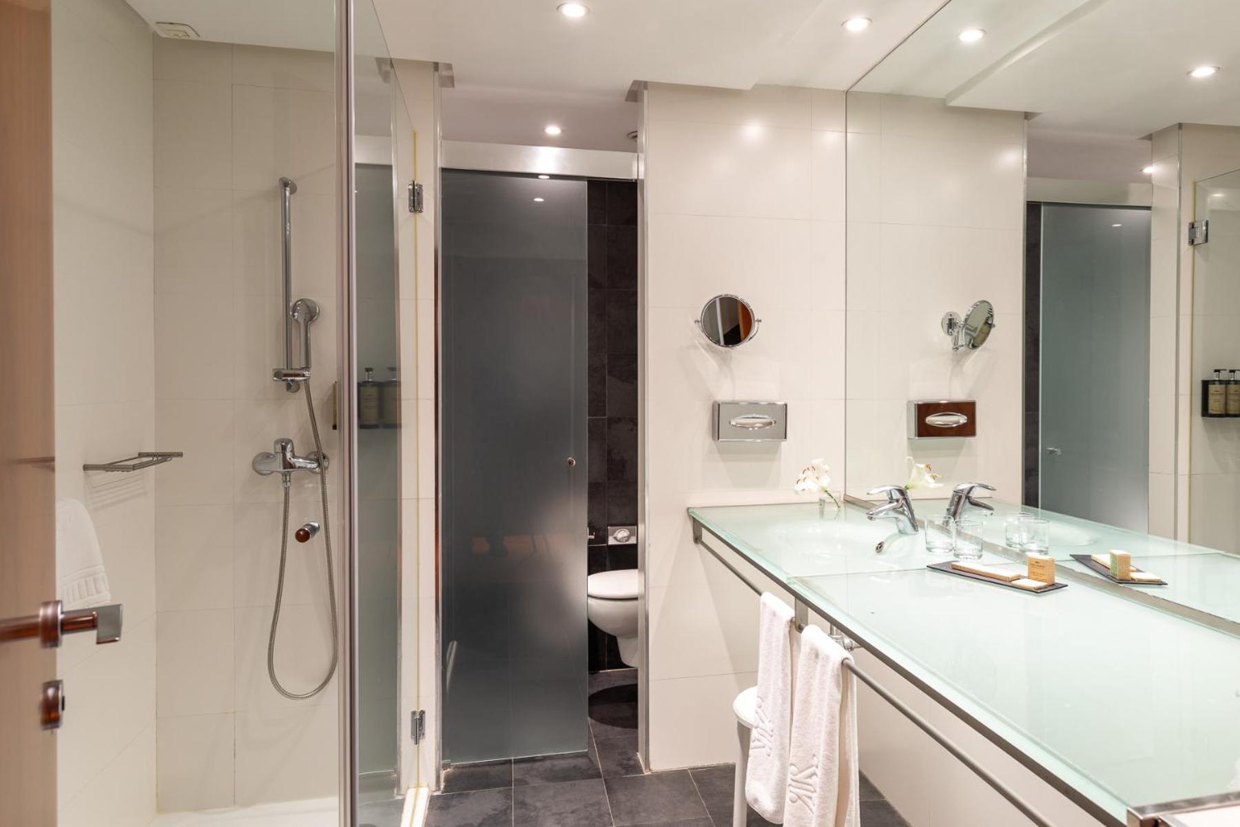 Standard Double Room (3 Adults) - Photo 6