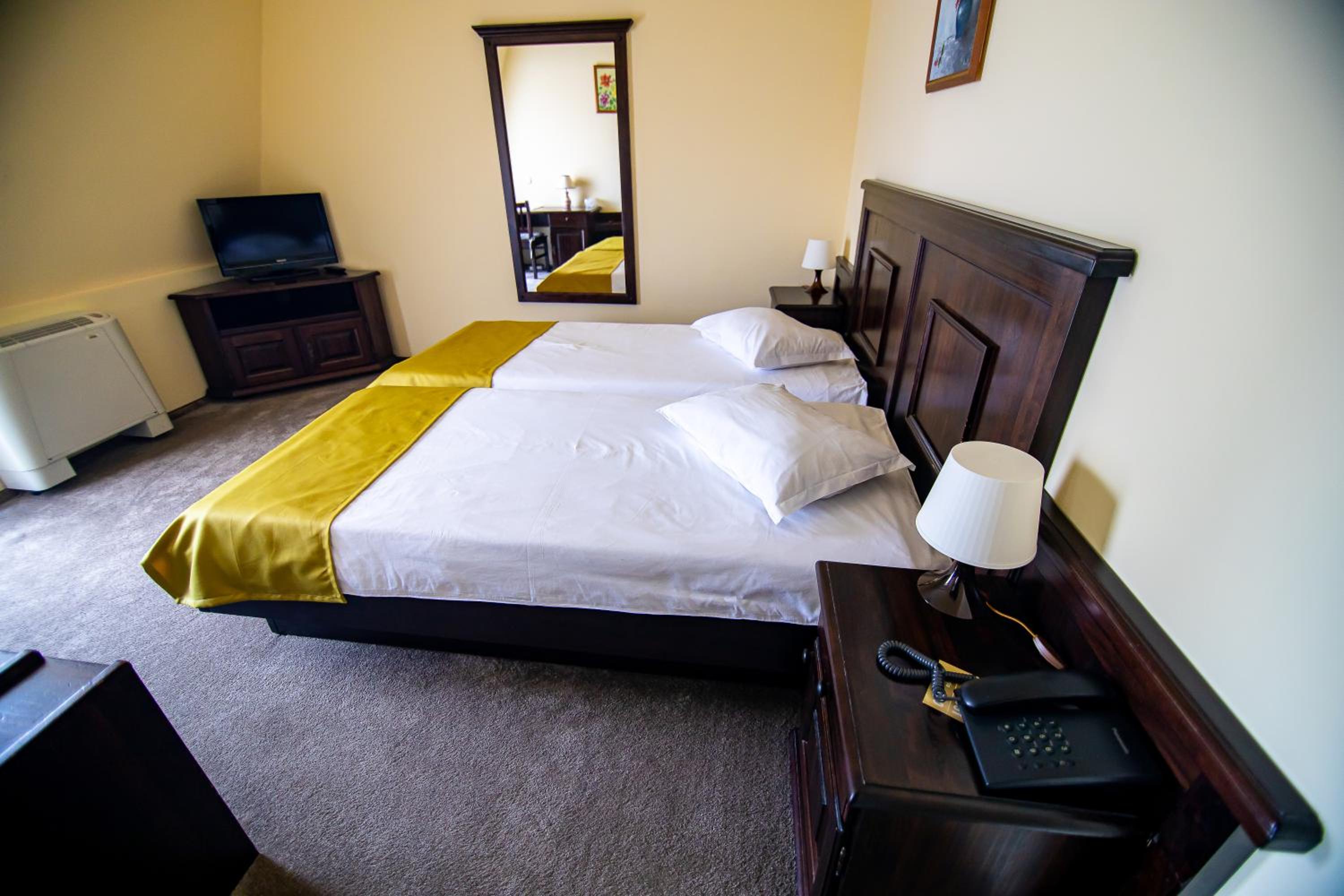 Twin Room - Photo 8