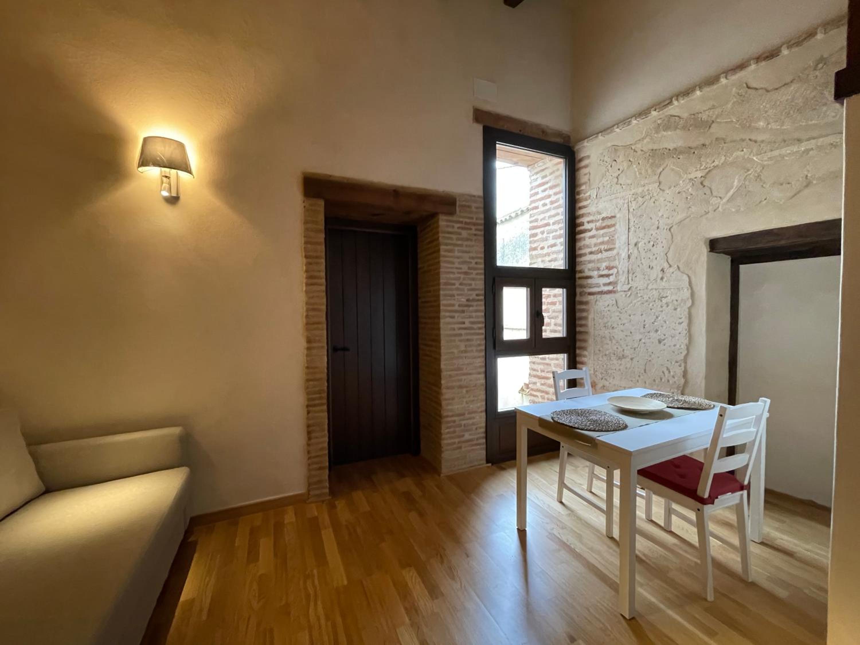 One-Bedroom Apartment - Photo 3