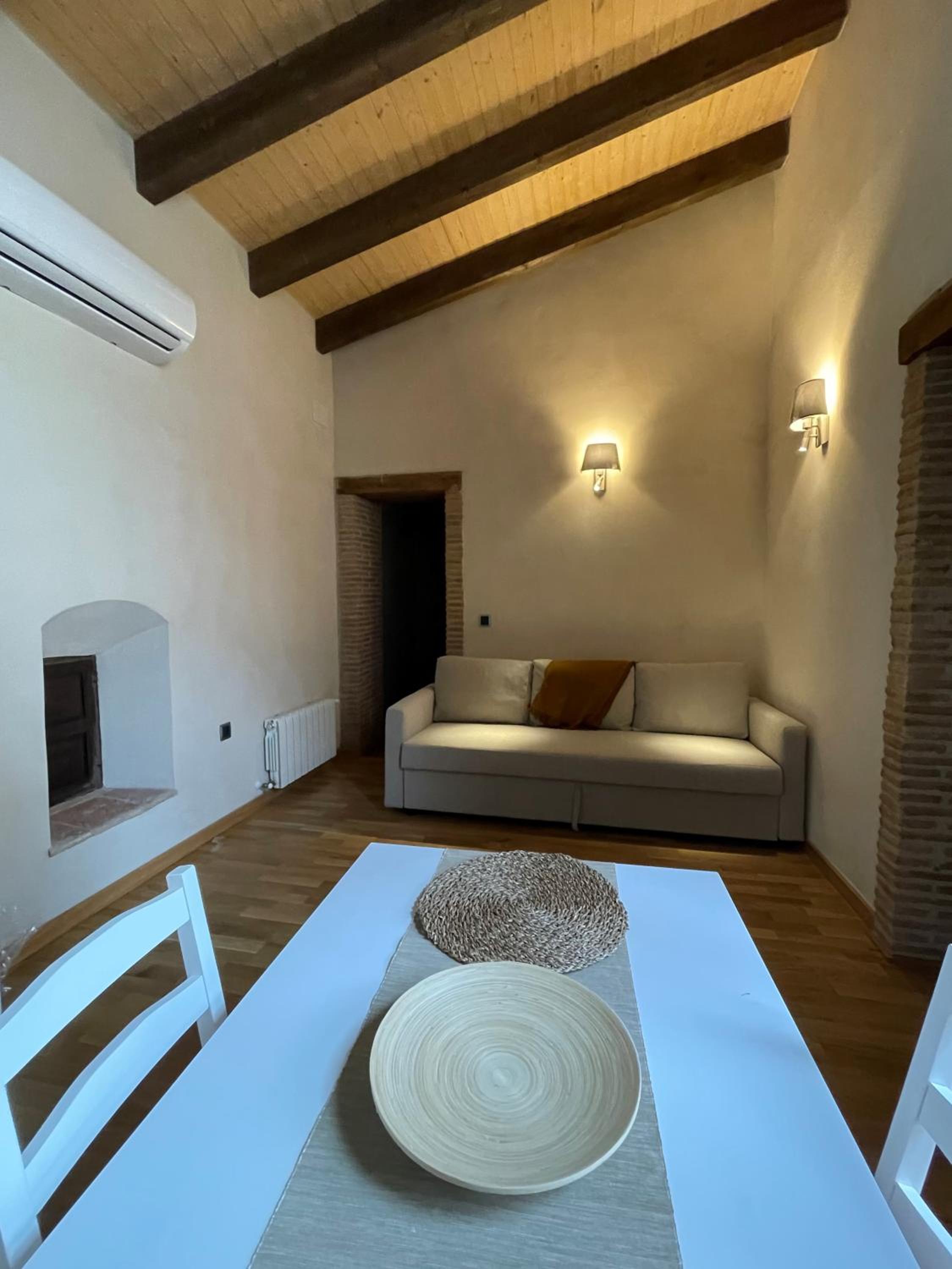 One-Bedroom Apartment - Photo 2