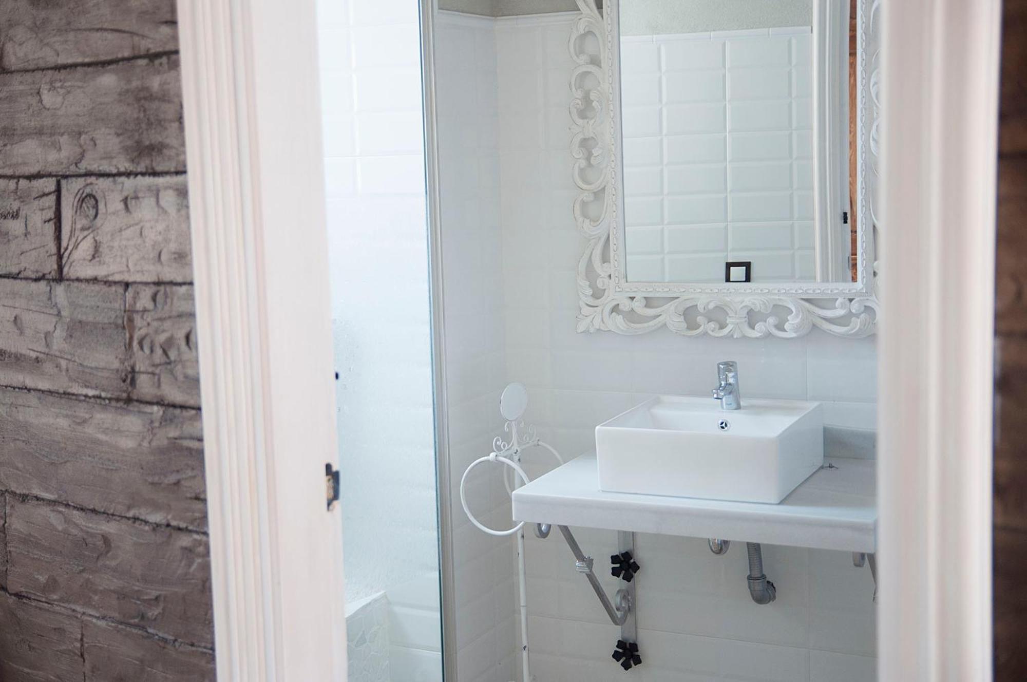 Double or Twin Room with Private Bathroom - Photo 13
