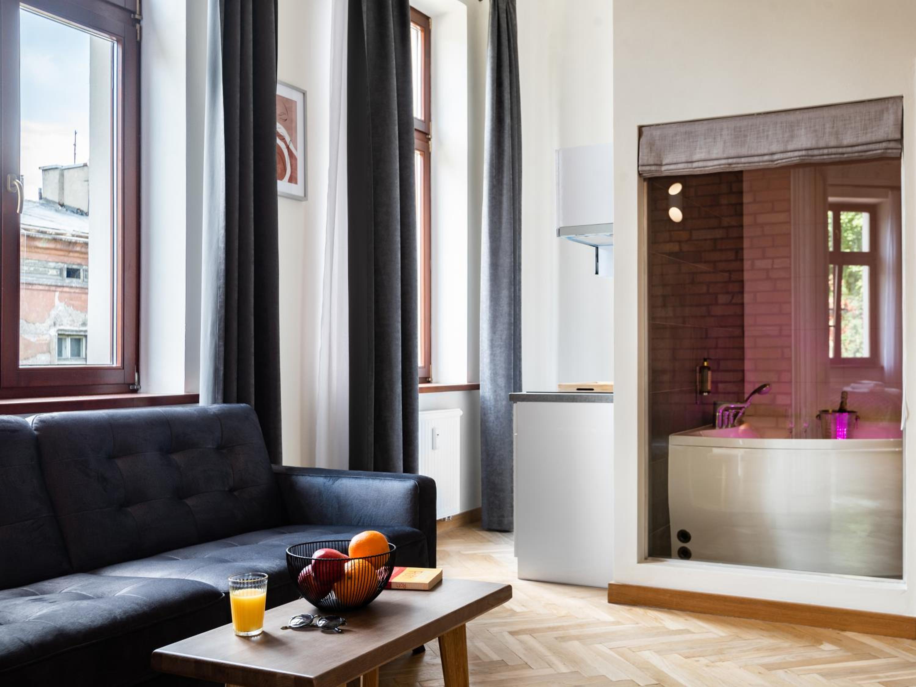 Deluxe King Suite - Photo 8