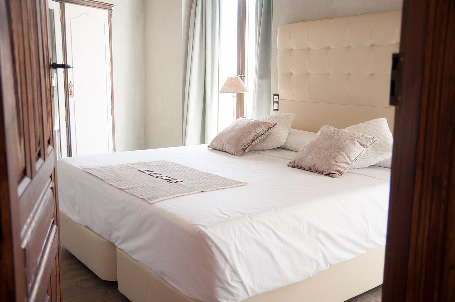 Double or Twin Room with Private Bathroom - Photo 9