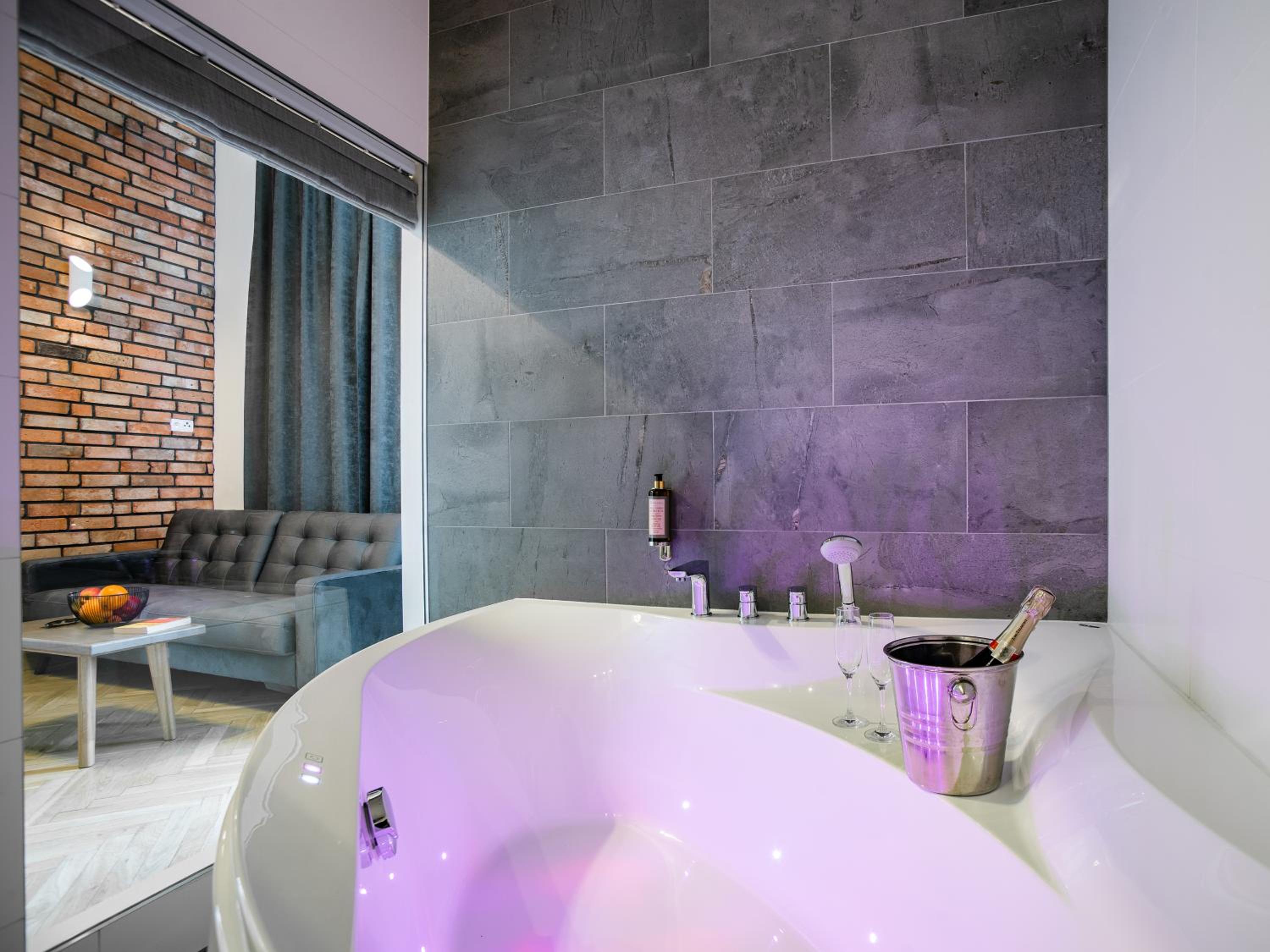 Deluxe King Suite - Photo 9