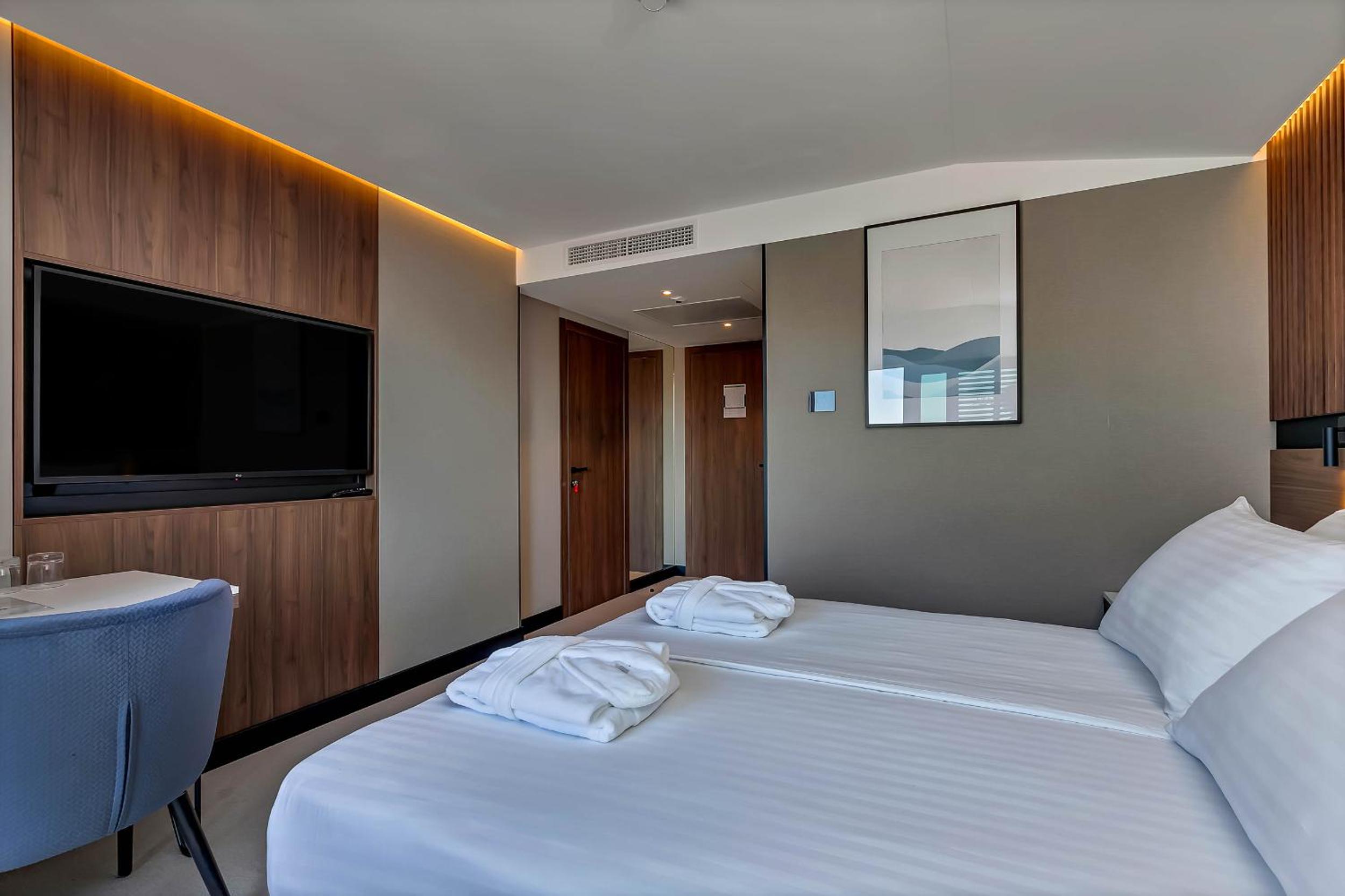 Standard Family Room (3 People) - Photo 6