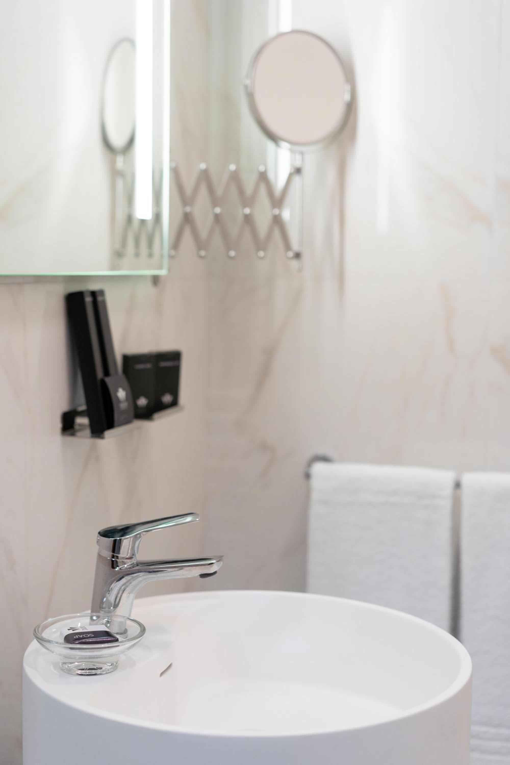 Deluxe Suite with Spa Bath - Photo 15